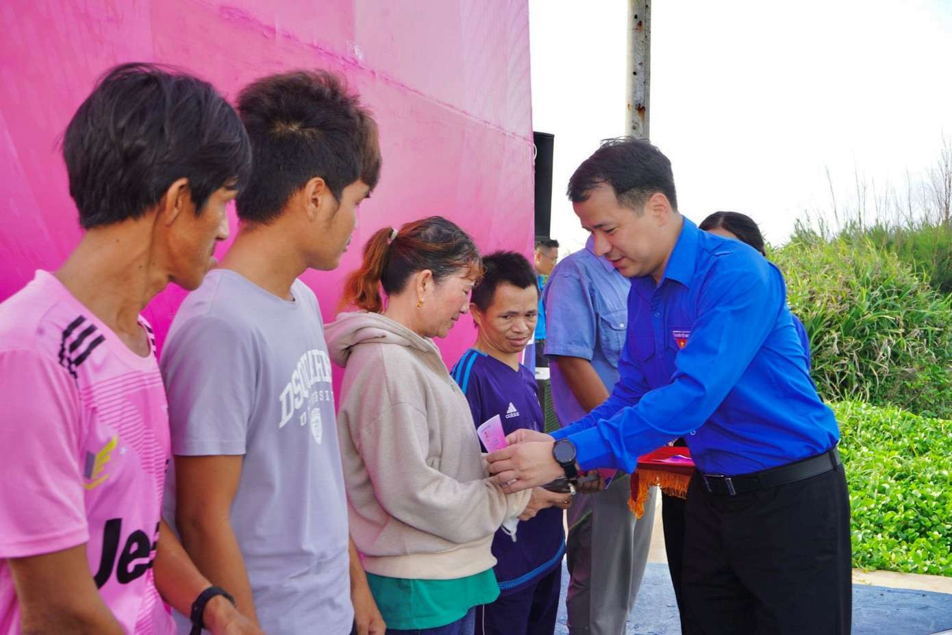 Bí thư T.Ư Đoàn Ngô Văn Cương trao tặng các món quà, biểu trưng công trình, phần việc thanh niên tại huyện đảo Phú Quý. Ảnh: Anh Châu Bí thư T.Ư Đoàn Ngô Văn Cương trao tặng các món quà, biểu trưng công trình, phần việc thanh niên tại huyện đảo Phú Quý. Ảnh: Anh Châu