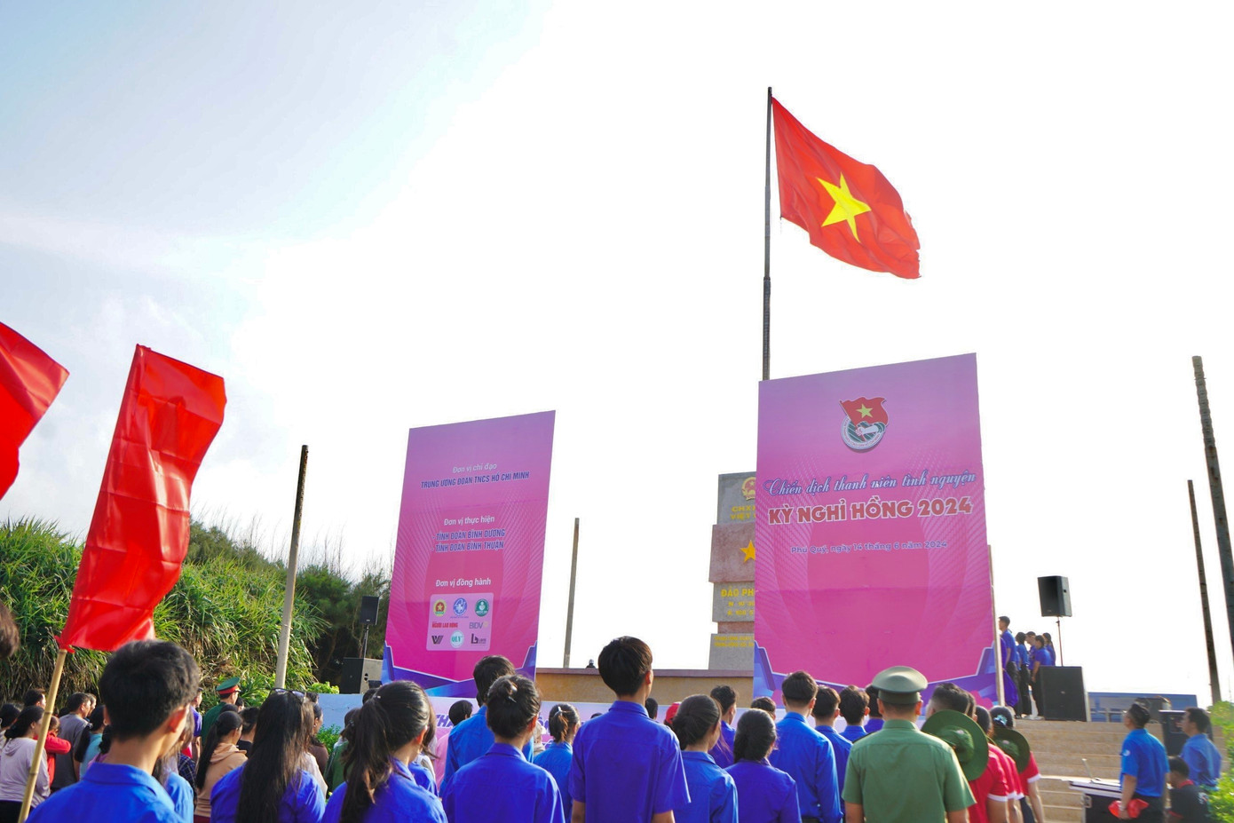 Các đại biểu làm lễ chào cờ tại cột cờ chủ quyền Tổ quốc huyện đảo Phú Quý Các đại biểu làm lễ chào cờ tại cột cờ chủ quyền Tổ quốc huyện đảo Phú Quý