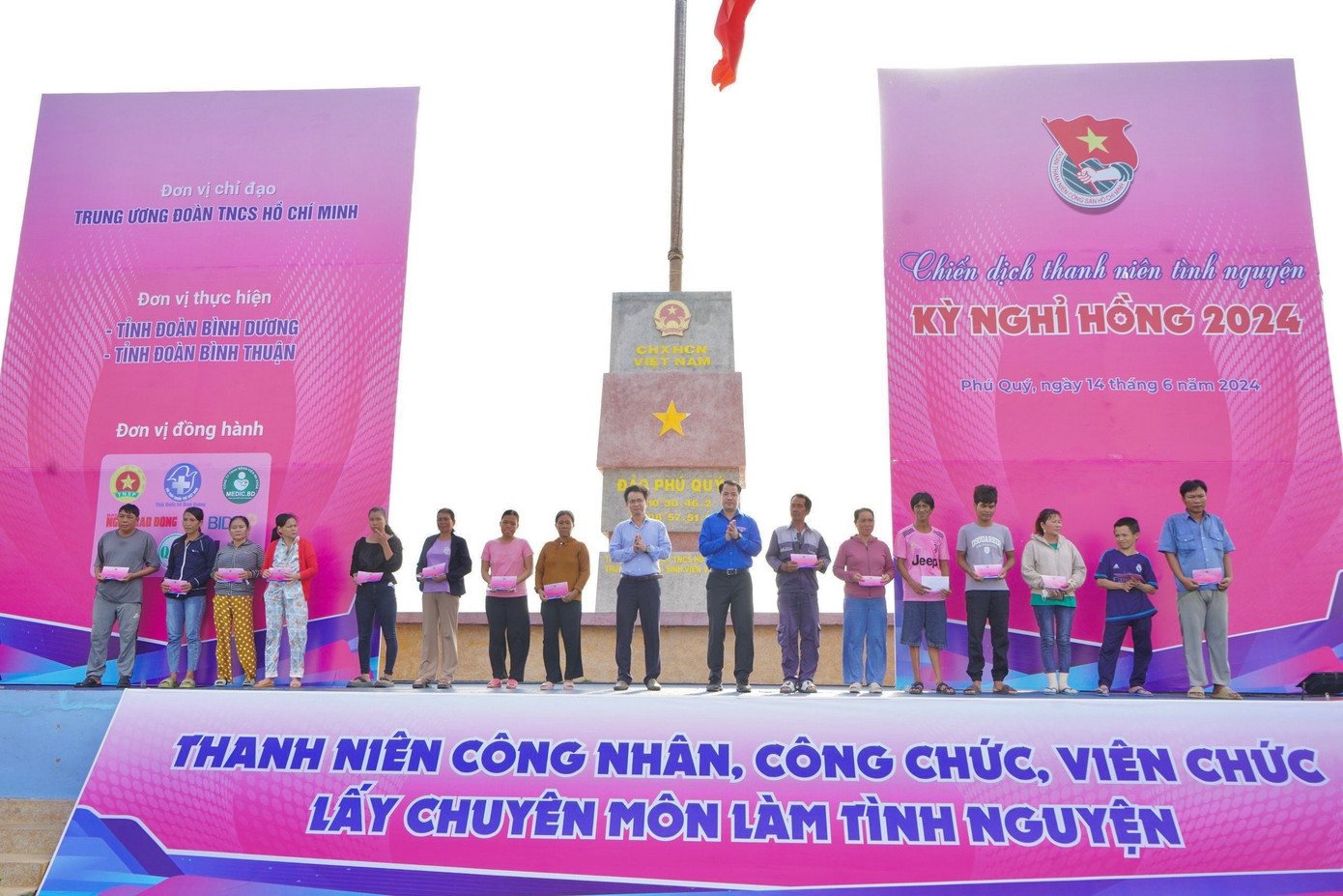Bí thư T.Ư Đoàn Ngô Văn Cương trao tặng các món quà, biểu trưng công trình, phần việc thanh niên tại huyện đảo Phú Quý. Ảnh: Anh Châu Bí thư T.Ư Đoàn Ngô Văn Cương trao tặng các món quà, biểu trưng công trình, phần việc thanh niên tại huyện đảo Phú Quý. Ảnh: Anh Châu