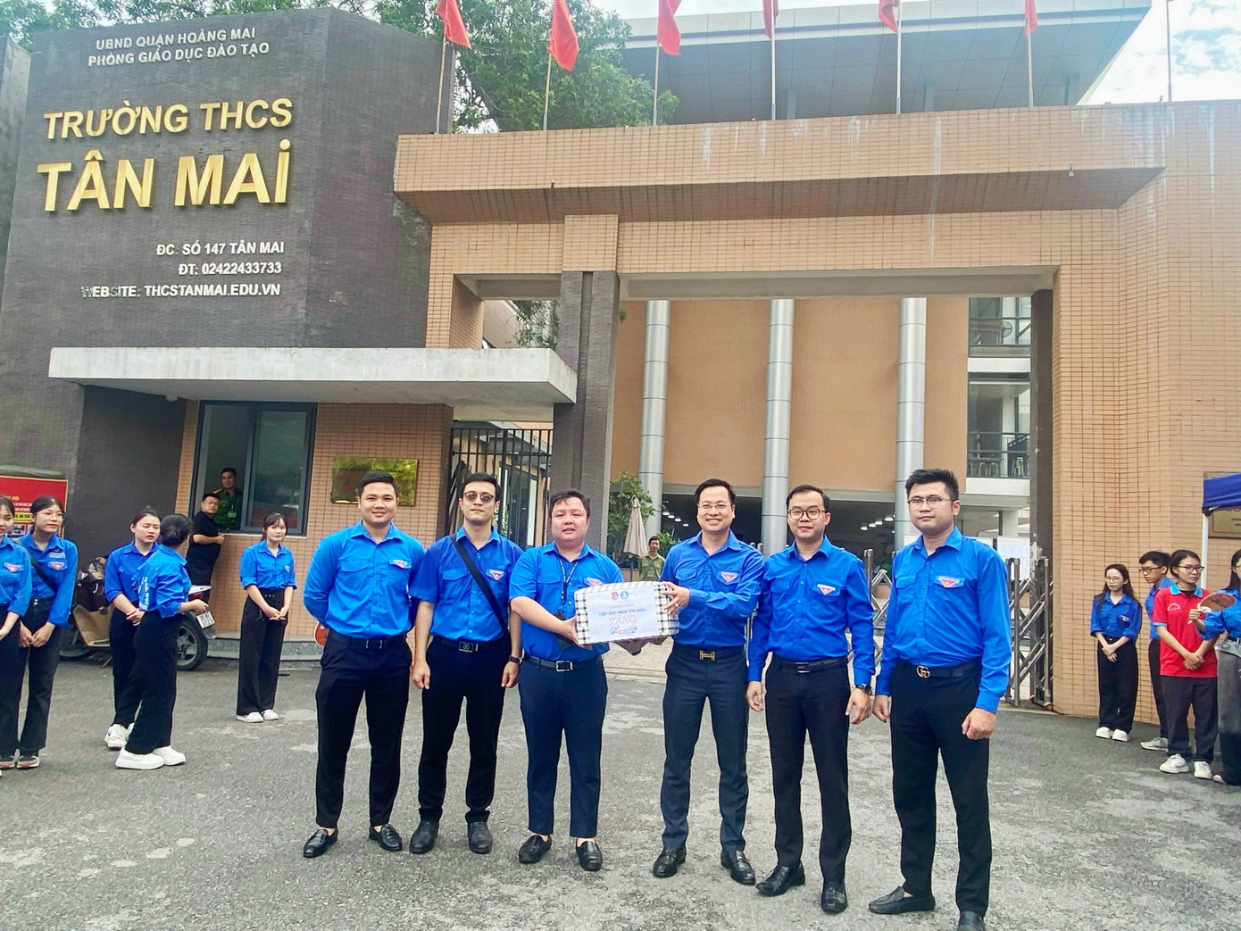 Phó Bí thư Thành Đoàn Hà Nội Trần Quang Hưng tặng quà đội hình Tiếp sức mùa thi tại điểm thi Trường THCS Tân Mai (Hoàng Mai) Phó Bí thư Thành Đoàn Hà Nội Trần Quang Hưng tặng quà đội hình Tiếp sức mùa thi tại điểm thi Trường THCS Tân Mai (Hoàng Mai)