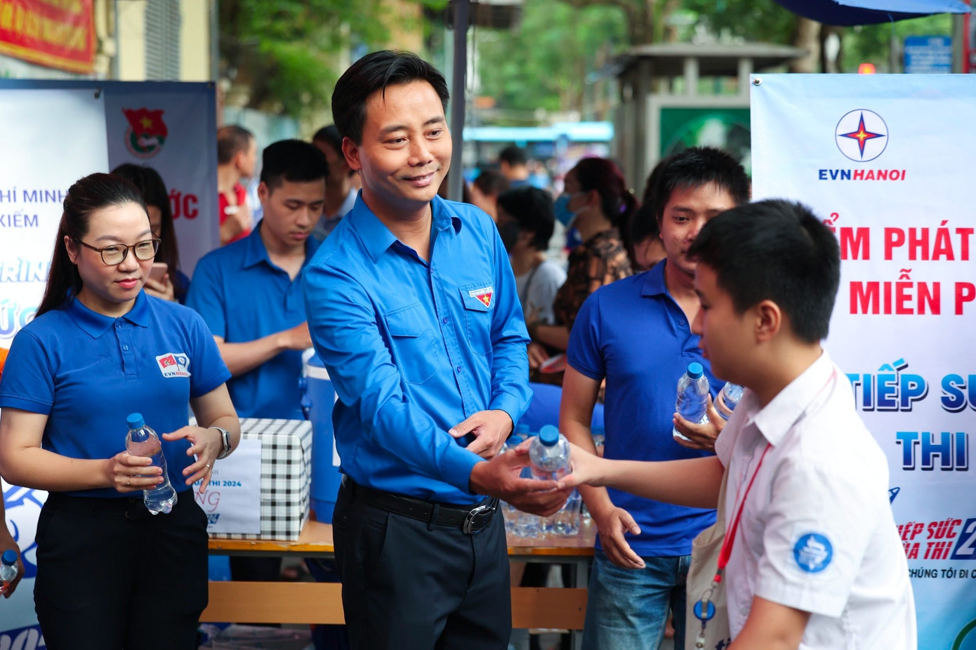 Anh Nguyễn Đức Tiến – Phó Bí thư thường trực Thành Đoàn, Chủ tịch Hội LHTN TP Hà Nội tiếp nước cho thí sinh tại điểm thi Trường THPT Việt Đức (Hoàn Kiếm) Anh Nguyễn Đức Tiến – Phó Bí thư thường trực Thành Đoàn, Chủ tịch Hội LHTN TP Hà Nội tiếp nước cho thí sinh tại điểm thi Trường THPT Việt Đức (Hoàn Kiếm)