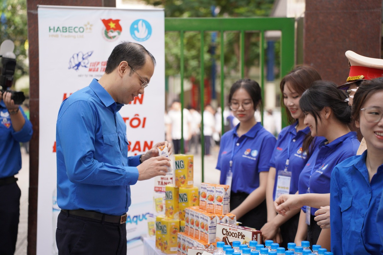 Phó Bí thư Thành Đoàn, Chủ tịch Hội Sinh viên TP Hà Nội Nguyễn Tiến Hưng thăm hỏi, động viên đội hình Tiếp sức mùa thi tại điểm thi Trường THCS Thăng Long (quận Ba Đình) Phó Bí thư Thành Đoàn, Chủ tịch Hội Sinh viên TP Hà Nội Nguyễn Tiến Hưng thăm hỏi, động viên đội hình Tiếp sức mùa thi tại điểm thi Trường THCS Thăng Long (quận Ba Đình)