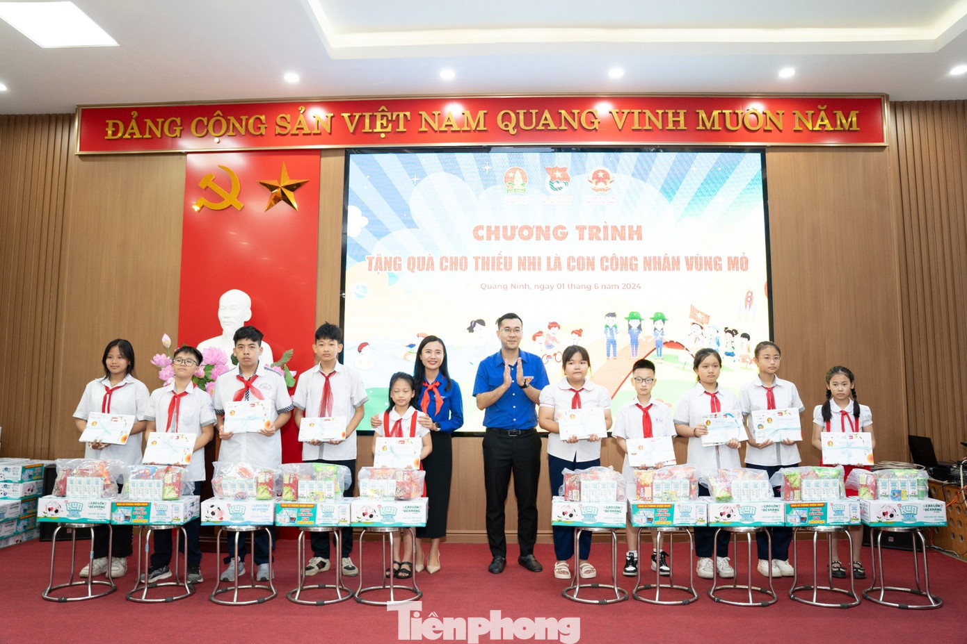 Những món quà ý nghĩa được trao tặng cho con em thanh niên công nhân vùng mỏ Những món quà ý nghĩa được trao tặng cho con em thanh niên công nhân vùng mỏ