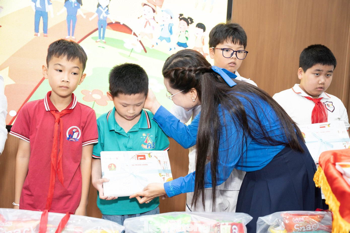 Chị Nguyễn Phạm Duy Trang tặng quà và học bổng cho con em công nhân Công ty Than Hòn Gai – TKV. Chị Nguyễn Phạm Duy Trang tặng quà và học bổng cho con em công nhân Công ty Than Hòn Gai – TKV.