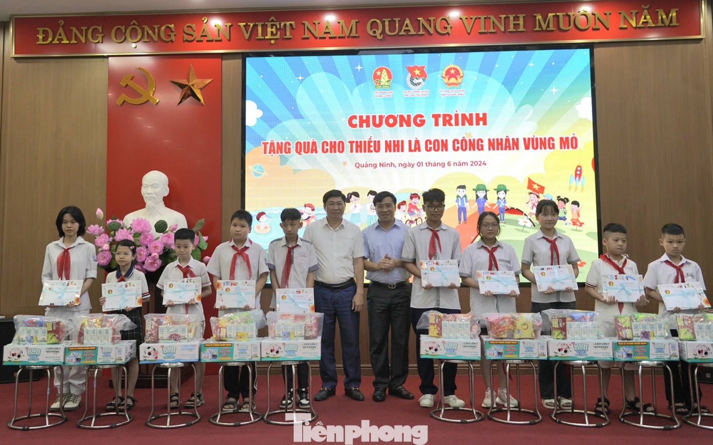 Những món quà ý nghĩa được trao tặng cho con em thanh niên công nhân vùng mỏ Những món quà ý nghĩa được trao tặng cho con em thanh niên công nhân vùng mỏ