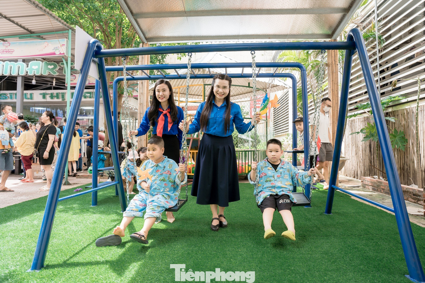 Chị Nguyễn Phạm Duy Trang cùng các đại biểu tặng quà cho bệnh nhi đang điều trị tại Bệnh viện Sản nhi tỉnh Quảng Ninh và cùng trải nghiệm sân chơi mới được trao tặng trong khuôn viên bệnh viện. Chị Nguyễn Phạm Duy Trang cùng các đại biểu tặng quà cho bệnh nhi đang điều trị tại Bệnh viện Sản nhi tỉnh Quảng Ninh và cùng trải nghiệm sân chơi mới được trao tặng trong khuôn viên bệnh viện.