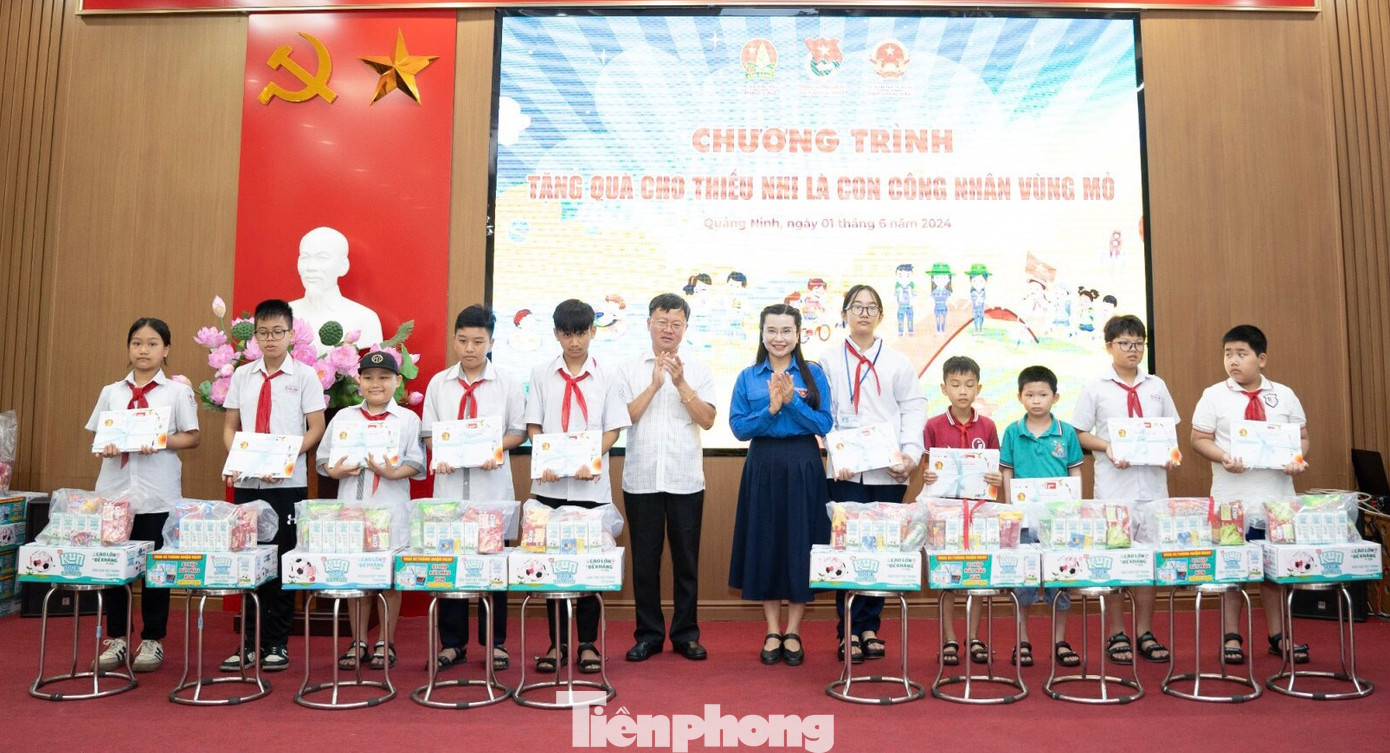 Chị Nguyễn Phạm Duy Trang tặng quà và học bổng cho con em công nhân Công ty Than Hòn Gai – TKV. Chị Nguyễn Phạm Duy Trang tặng quà và học bổng cho con em công nhân Công ty Than Hòn Gai – TKV.