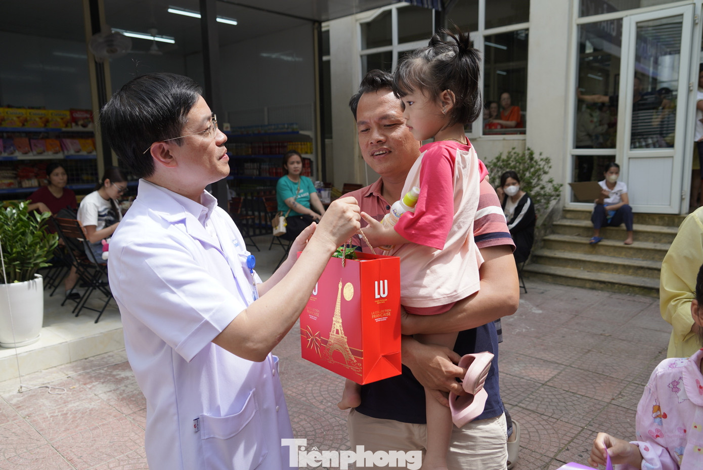 Chị Nguyễn Phạm Duy Trang cùng các đại biểu tặng quà cho bệnh nhi đang điều trị tại Bệnh viện Sản nhi tỉnh Quảng Ninh và cùng trải nghiệm sân chơi mới được trao tặng trong khuôn viên bệnh viện. Chị Nguyễn Phạm Duy Trang cùng các đại biểu tặng quà cho bệnh nhi đang điều trị tại Bệnh viện Sản nhi tỉnh Quảng Ninh và cùng trải nghiệm sân chơi mới được trao tặng trong khuôn viên bệnh viện.