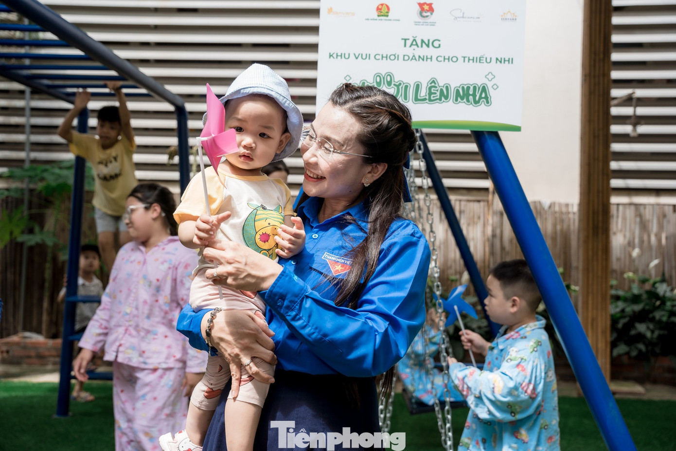 Chị Nguyễn Phạm Duy Trang cùng các đại biểu tặng quà cho bệnh nhi đang điều trị tại Bệnh viện Sản nhi tỉnh Quảng Ninh và cùng trải nghiệm sân chơi mới được trao tặng trong khuôn viên bệnh viện. Chị Nguyễn Phạm Duy Trang cùng các đại biểu tặng quà cho bệnh nhi đang điều trị tại Bệnh viện Sản nhi tỉnh Quảng Ninh và cùng trải nghiệm sân chơi mới được trao tặng trong khuôn viên bệnh viện.