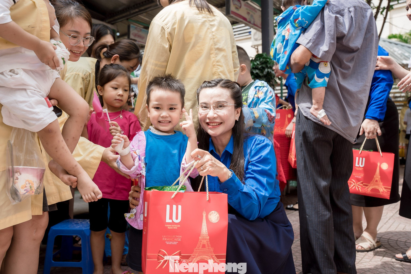 Chị Nguyễn Phạm Duy Trang cùng các đại biểu tặng quà cho bệnh nhi đang điều trị tại Bệnh viện Sản nhi tỉnh Quảng Ninh và cùng trải nghiệm sân chơi mới được trao tặng trong khuôn viên bệnh viện. Chị Nguyễn Phạm Duy Trang cùng các đại biểu tặng quà cho bệnh nhi đang điều trị tại Bệnh viện Sản nhi tỉnh Quảng Ninh và cùng trải nghiệm sân chơi mới được trao tặng trong khuôn viên bệnh viện.
