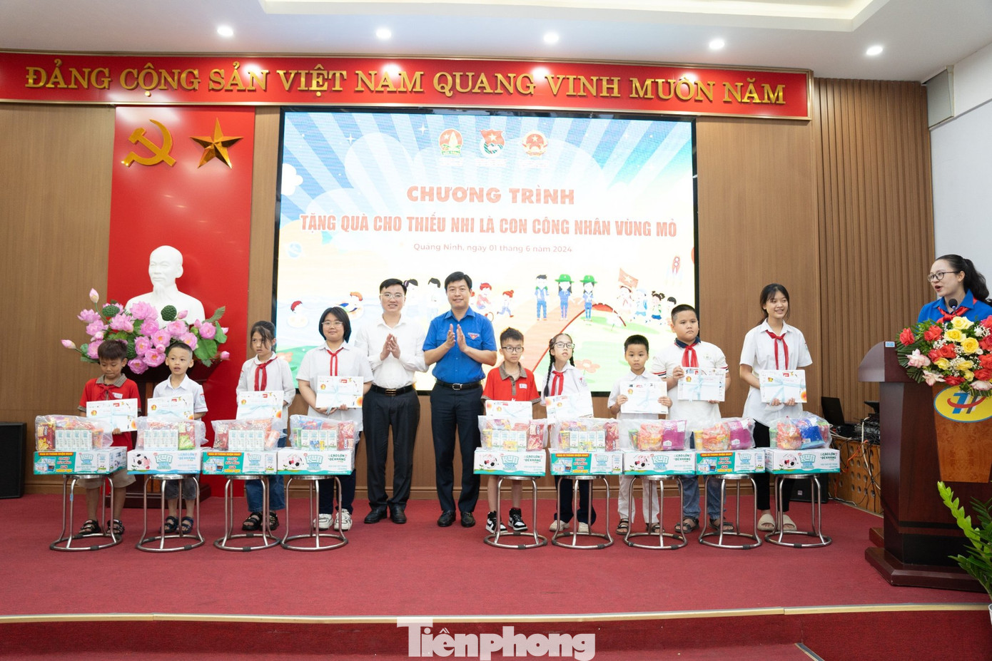 Những món quà ý nghĩa được trao tặng cho con em thanh niên công nhân vùng mỏ Những món quà ý nghĩa được trao tặng cho con em thanh niên công nhân vùng mỏ