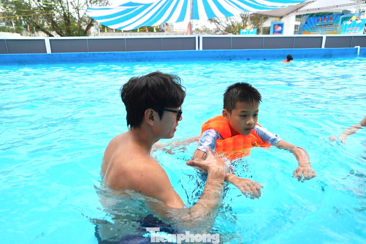 Kình ngư Hoàng Quý Phước trực tiếp tham gia tập luyện bơi, hướng dẫn các kỹ năng sơ cứu và phòng chống đuối nước cho các em nhỏ. Kình ngư Hoàng Quý Phước trực tiếp tham gia tập luyện bơi, hướng dẫn các kỹ năng sơ cứu và phòng chống đuối nước cho các em nhỏ.