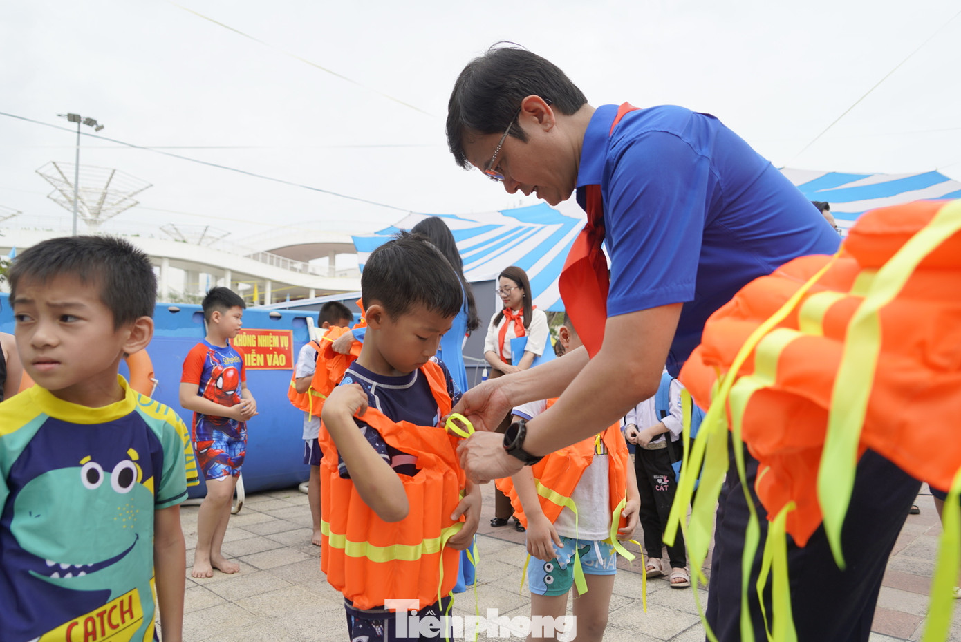 Bí thư thứ nhất T.Ư Đoàn Bùi Quang Huy và Bí thư T.Ư Đoàn, Chủ tịch Hội đồng Đội T.Ư Nguyễn Phạm Duy Trang mặc áo phao cho thiếu nhi chuẩn bị bước vào lớp học bơi. Bí thư thứ nhất T.Ư Đoàn Bùi Quang Huy và Bí thư T.Ư Đoàn, Chủ tịch Hội đồng Đội T.Ư Nguyễn Phạm Duy Trang mặc áo phao cho thiếu nhi chuẩn bị bước vào lớp học bơi.