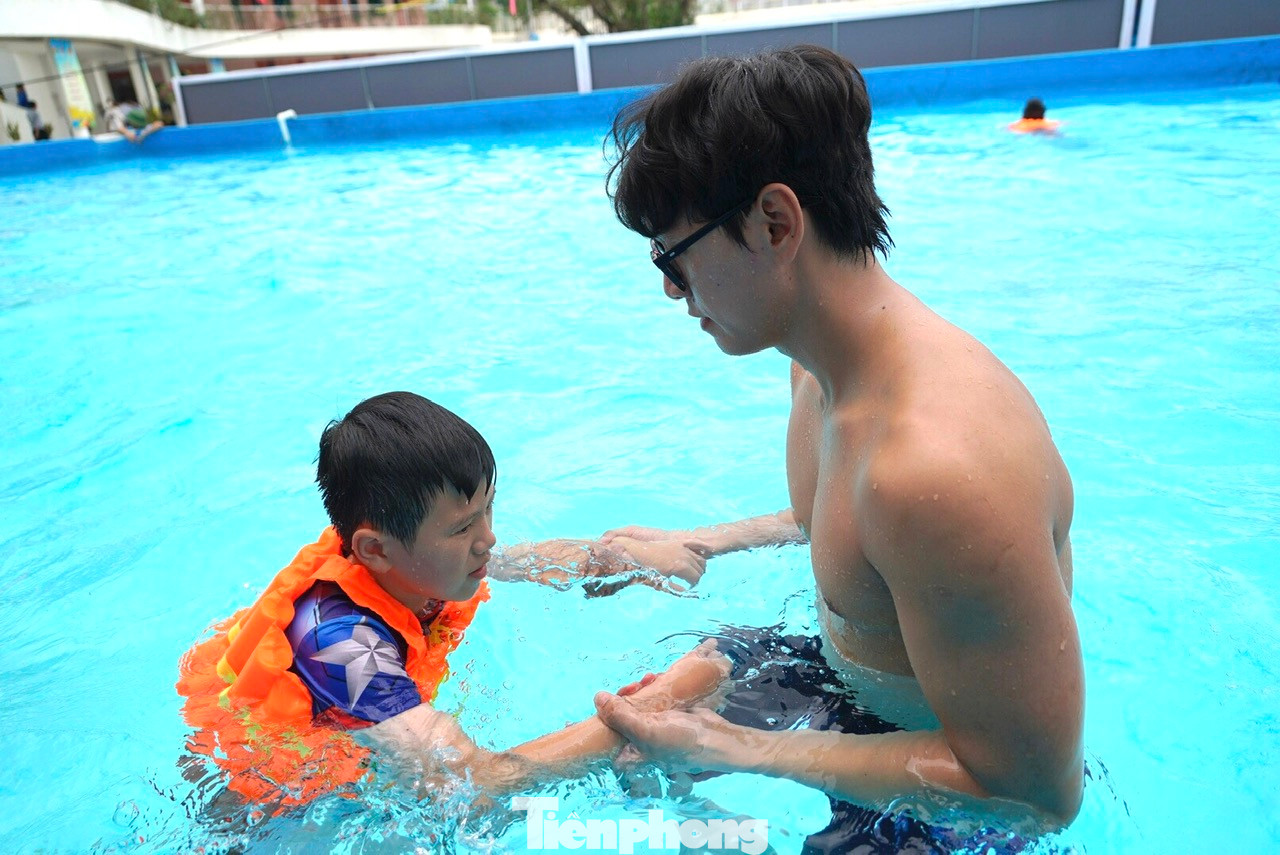 Kình ngư Hoàng Quý Phước trực tiếp tham gia tập luyện bơi, hướng dẫn các kỹ năng sơ cứu và phòng chống đuối nước cho các em nhỏ. Kình ngư Hoàng Quý Phước trực tiếp tham gia tập luyện bơi, hướng dẫn các kỹ năng sơ cứu và phòng chống đuối nước cho các em nhỏ.