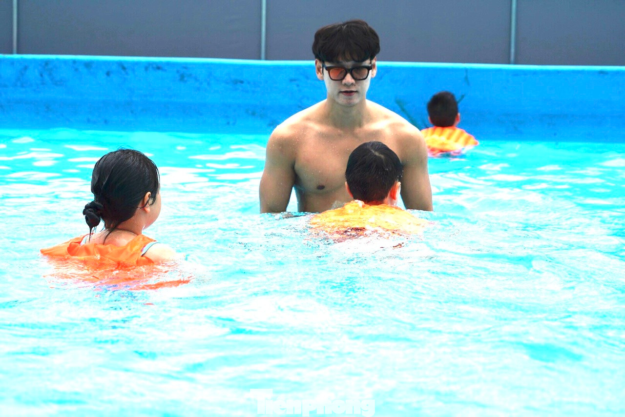 Kình ngư Hoàng Quý Phước trực tiếp tham gia tập luyện bơi, hướng dẫn các kỹ năng sơ cứu và phòng chống đuối nước cho các em nhỏ. Kình ngư Hoàng Quý Phước trực tiếp tham gia tập luyện bơi, hướng dẫn các kỹ năng sơ cứu và phòng chống đuối nước cho các em nhỏ.