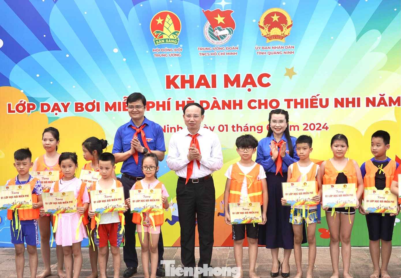 Ông Nguyễn Xuân Ký - Bí thư Tỉnh ủy Quảng Ninh; anh Bùi Quang Huy - Bí thư thứ nhất T.Ư Đoàn; chị Nguyễn Phạm Duy Trang - Bí thư T.Ư Đoàn, Chủ tịch Hội đồng Đội T.Ư trao tặng lớp học bơi miễn phí cho các em thiếu nhi có hoàn cảnh khó khăn tại Quảng Ninh Ông Nguyễn Xuân Ký - Bí thư Tỉnh ủy Quảng Ninh; anh Bùi Quang Huy - Bí thư thứ nhất T.Ư Đoàn; chị Nguyễn Phạm Duy Trang - Bí thư T.Ư Đoàn, Chủ tịch Hội đồng Đội T.Ư trao tặng lớp học bơi miễn phí cho các em thiếu nhi có hoàn cảnh khó khăn tại Quảng Ninh