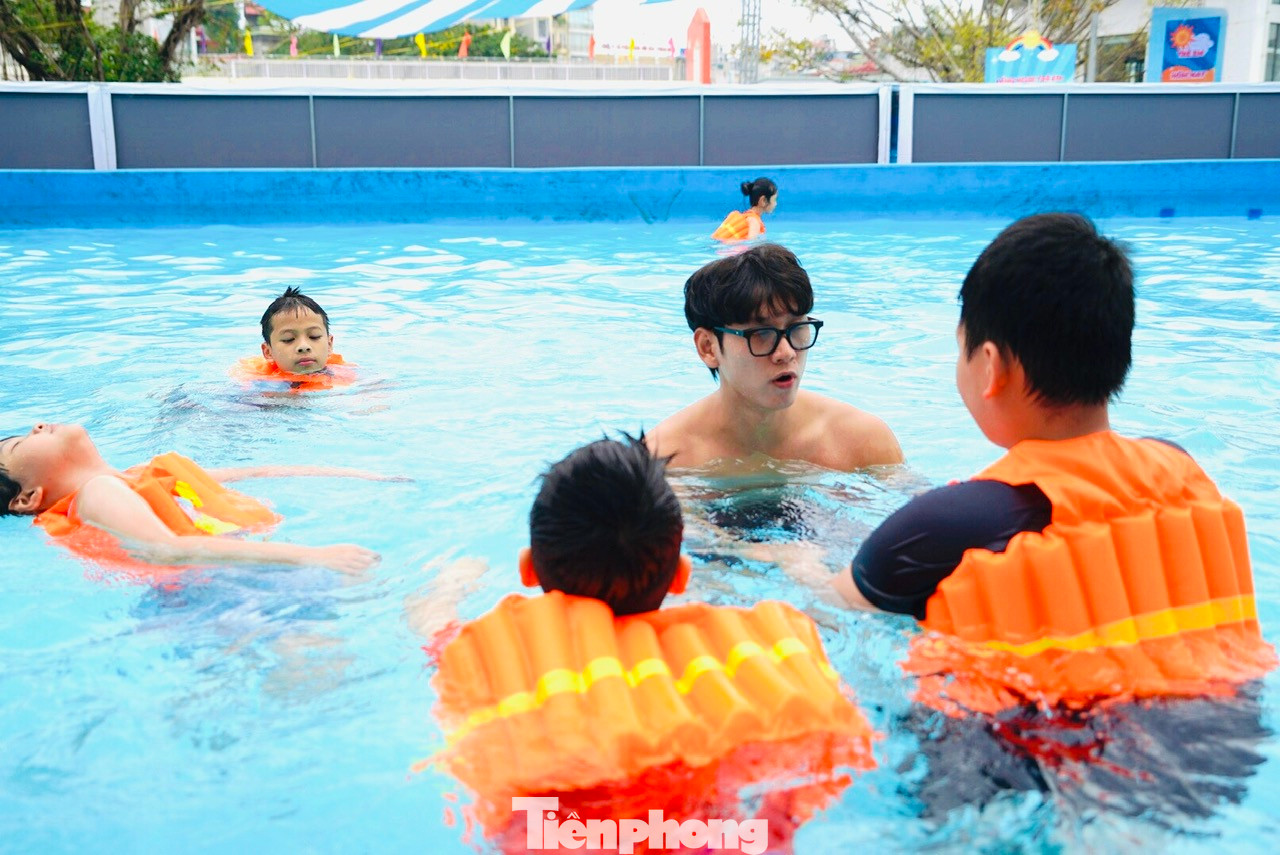 Kình ngư Hoàng Quý Phước trực tiếp tham gia tập luyện bơi, hướng dẫn các kỹ năng sơ cứu và phòng chống đuối nước cho các em nhỏ. Kình ngư Hoàng Quý Phước trực tiếp tham gia tập luyện bơi, hướng dẫn các kỹ năng sơ cứu và phòng chống đuối nước cho các em nhỏ.