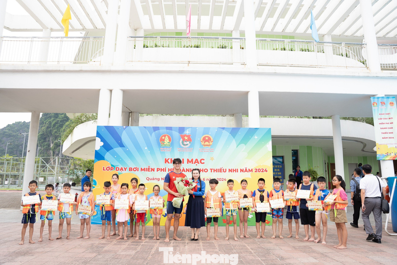 Chị Nguyễn Phạm Duy Trang - Bí thư T.Ư Đoàn, Chủ tịch Hội đồng Đội T.Ư tặng hoa cám ơn kình ngư Hoàng Quý Phước Chị Nguyễn Phạm Duy Trang - Bí thư T.Ư Đoàn, Chủ tịch Hội đồng Đội T.Ư tặng hoa cám ơn kình ngư Hoàng Quý Phước