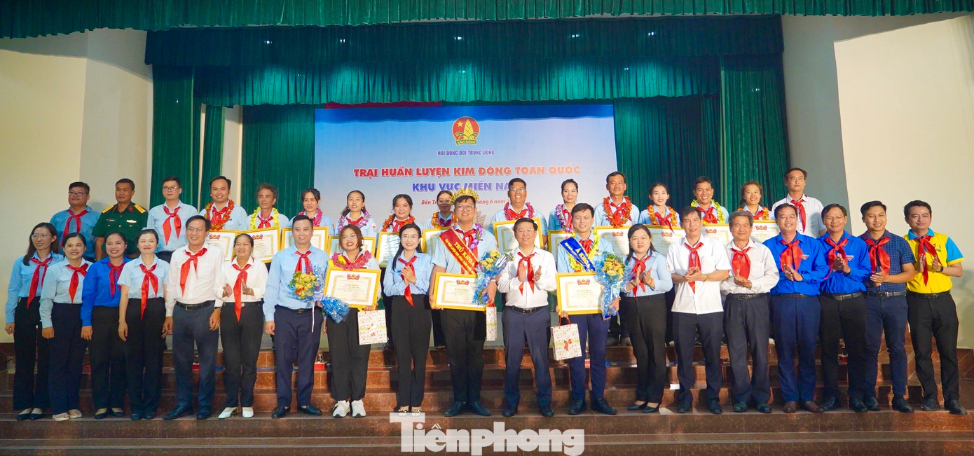 Ban tổ chức trao danh hiệu Thủ khoa được trao cho anh Vũ Gia Phú – thành viên nhóm Lửa Hồng, Nhà thiếu nhi Quận 5, TPHCM. Ban tổ chức trao danh hiệu Thủ khoa được trao cho anh Vũ Gia Phú – thành viên nhóm Lửa Hồng, Nhà thiếu nhi Quận 5, TPHCM.