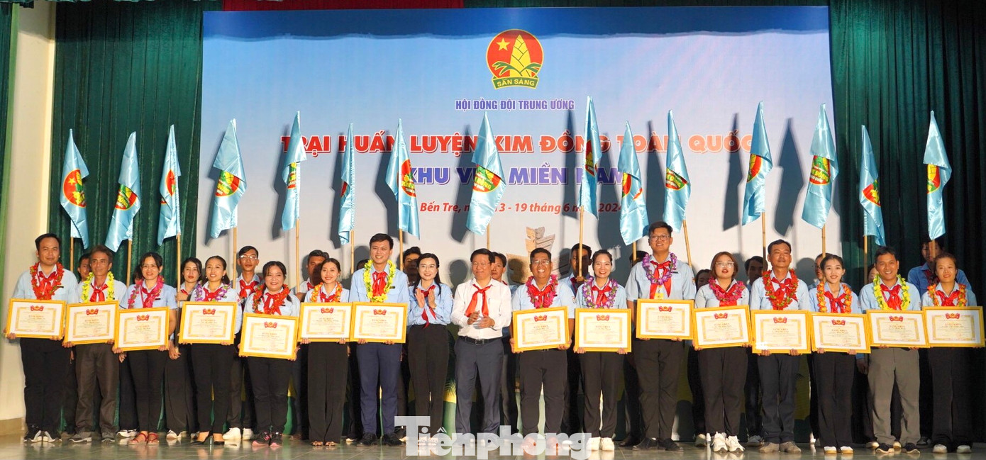 Ban Bí thư T.Ư Đoàn đã trao tặng Bằng khen cho 15 trại sinh có thành tích xuất sắc tiêu biểu nhất tại Trại Huấn luyện Kim Đồng toàn quốc năm 2024 khu vực miền Nam. Ban Bí thư T.Ư Đoàn đã trao tặng Bằng khen cho 15 trại sinh có thành tích xuất sắc tiêu biểu nhất tại Trại Huấn luyện Kim Đồng toàn quốc năm 2024 khu vực miền Nam.