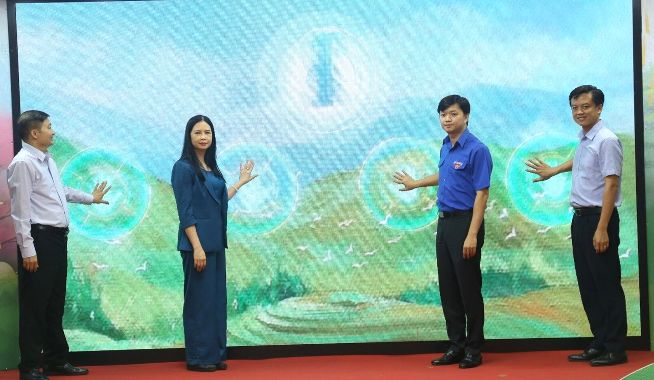 Các đại biểu thực hiện nghi thức phát động cuộc thi