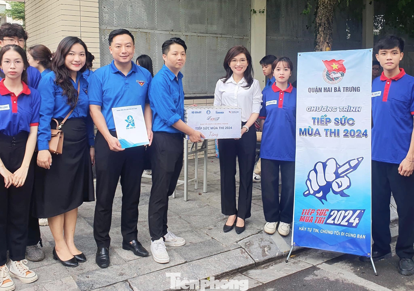 Chị Hồ Hồng Nguyên - Trưởng ban Thanh niên trường học T.Ư Đoàn, Phó Chủ tịch Thường trực T.Ư Hội SVVN tặng quà cho các đội hình tình nguyện Tiếp sức mùa thi. Chị Hồ Hồng Nguyên - Trưởng ban Thanh niên trường học T.Ư Đoàn, Phó Chủ tịch Thường trực T.Ư Hội SVVN tặng quà cho các đội hình tình nguyện Tiếp sức mùa thi.