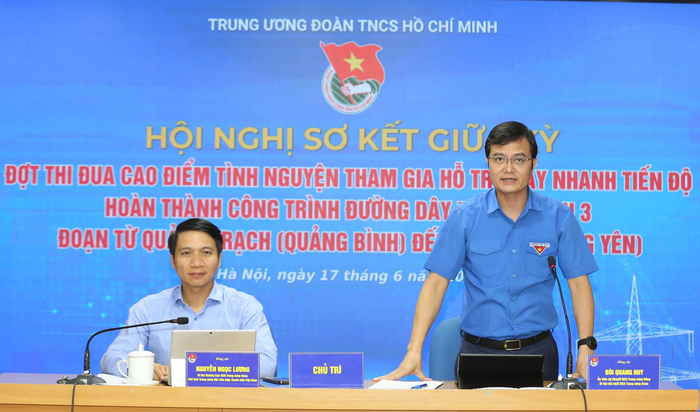 Anh Bùi Quang Huy (bên phải) và anh Nguyễn Ngọc Lương chủ trì hội nghị sơ kết. Ảnh: Bảo Anh Anh Bùi Quang Huy (bên phải) và anh Nguyễn Ngọc Lương chủ trì hội nghị sơ kết. Ảnh: Bảo Anh