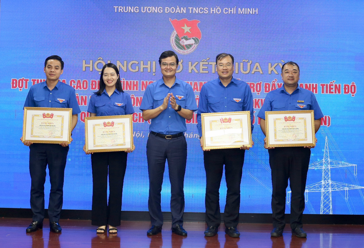 Bí thư thứ nhất T.Ư Đoàn Bùi Quang Huy trao tặng Bằng khen cho 4 tỉnh Đoàn đã hoàn thành 100% khối lượng công việc theo đề xuất từ phía EVN Bí thư thứ nhất T.Ư Đoàn Bùi Quang Huy trao tặng Bằng khen cho 4 tỉnh Đoàn đã hoàn thành 100% khối lượng công việc theo đề xuất từ phía EVN