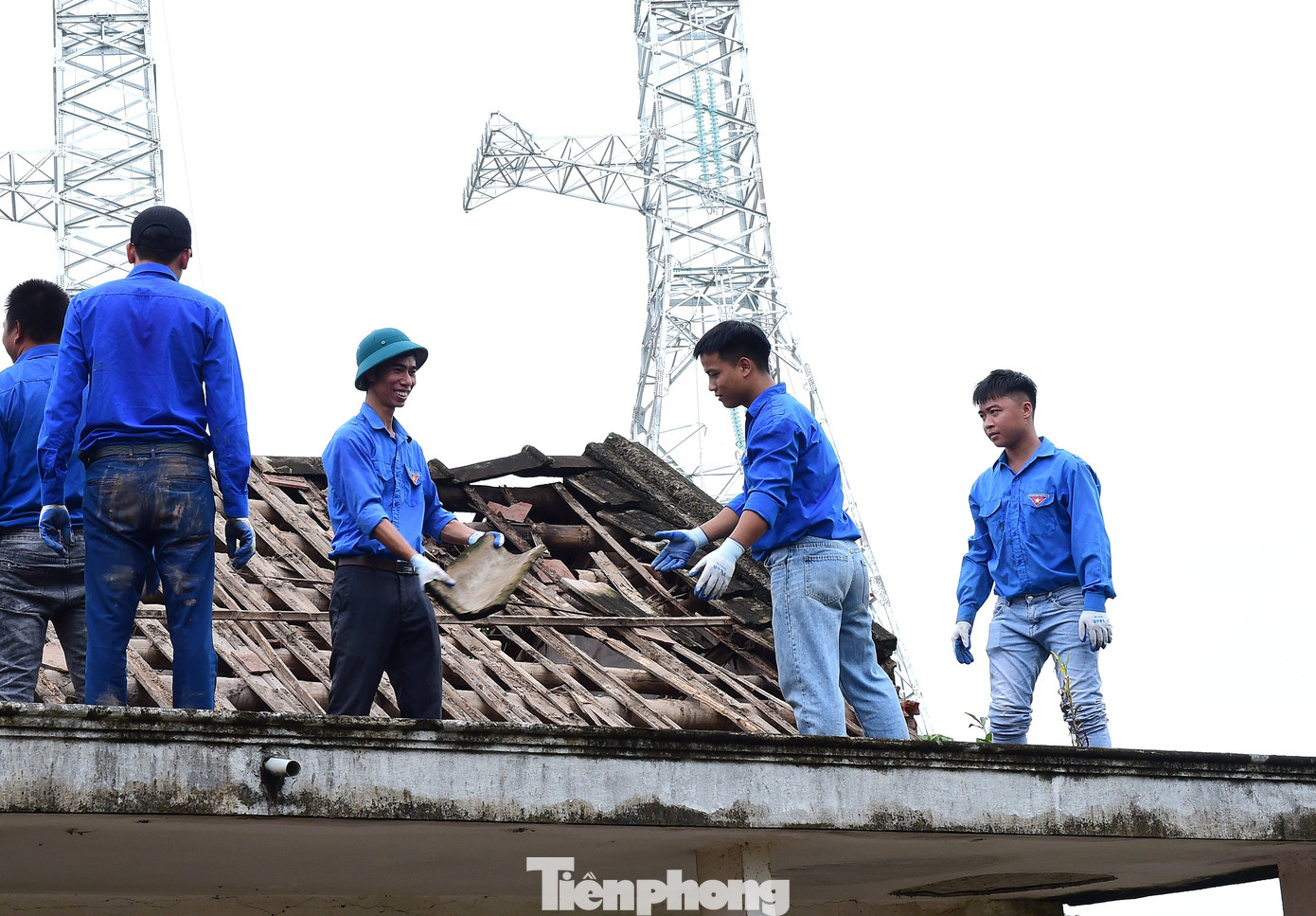 Thanh niên tình nguyện hỗ trợ bà con nhân dân di dời nhà cửa, công trình nhằm góp phần hoàn thành sớm công trình đường dây 500 kV mạch 3 từ Quảng Trạch (Quảng Bình) đến Phố Nối (Hưng Yên). Ảnh: Xuân Tùng