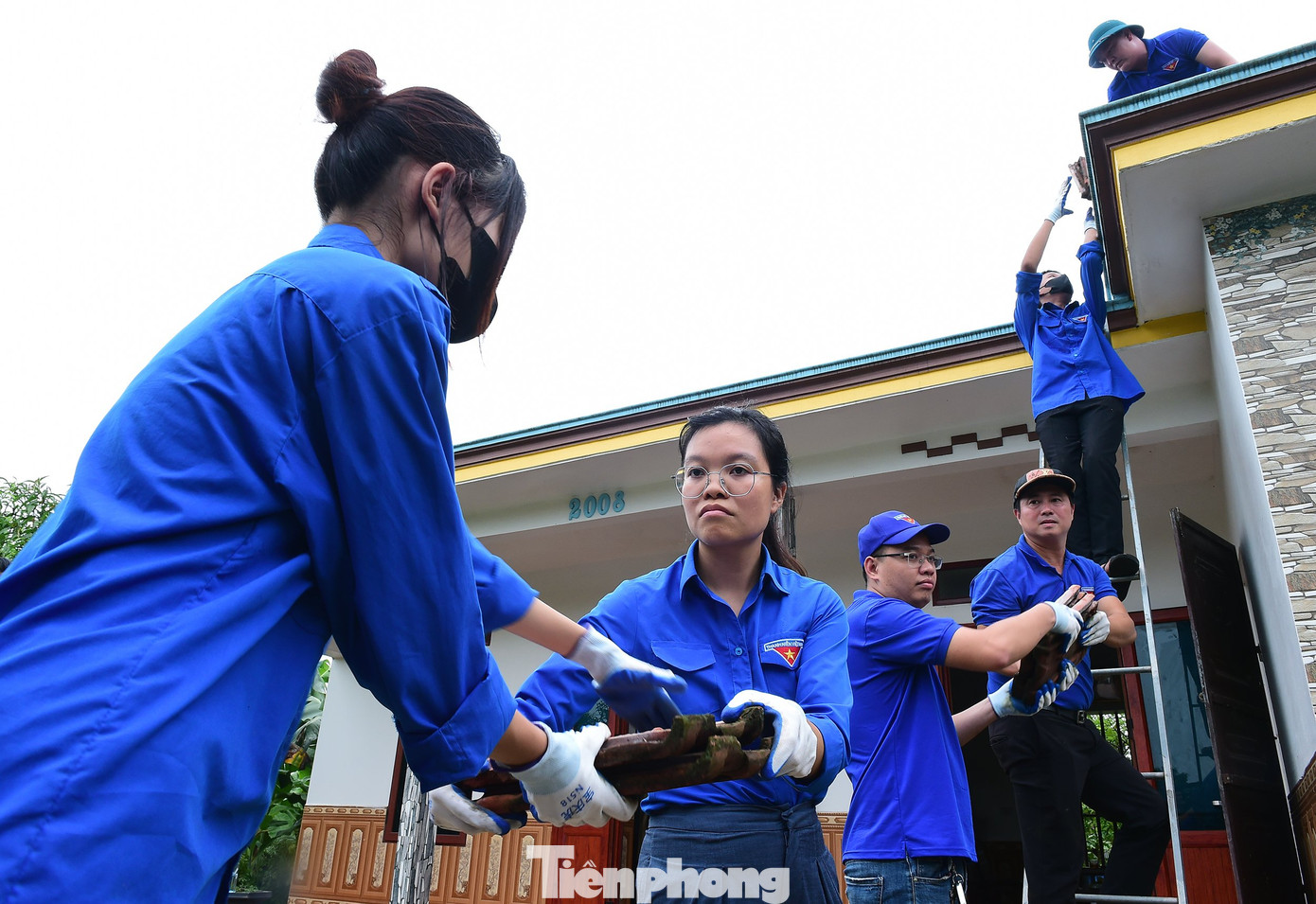 Thanh niên tình nguyện hỗ trợ bà con nhân dân di dời nhà cửa, công trình nhằm góp phần hoàn thành sớm công trình đường dây 500 kV mạch 3 từ Quảng Trạch (Quảng Bình) đến Phố Nối (Hưng Yên). Ảnh: Xuân Tùng