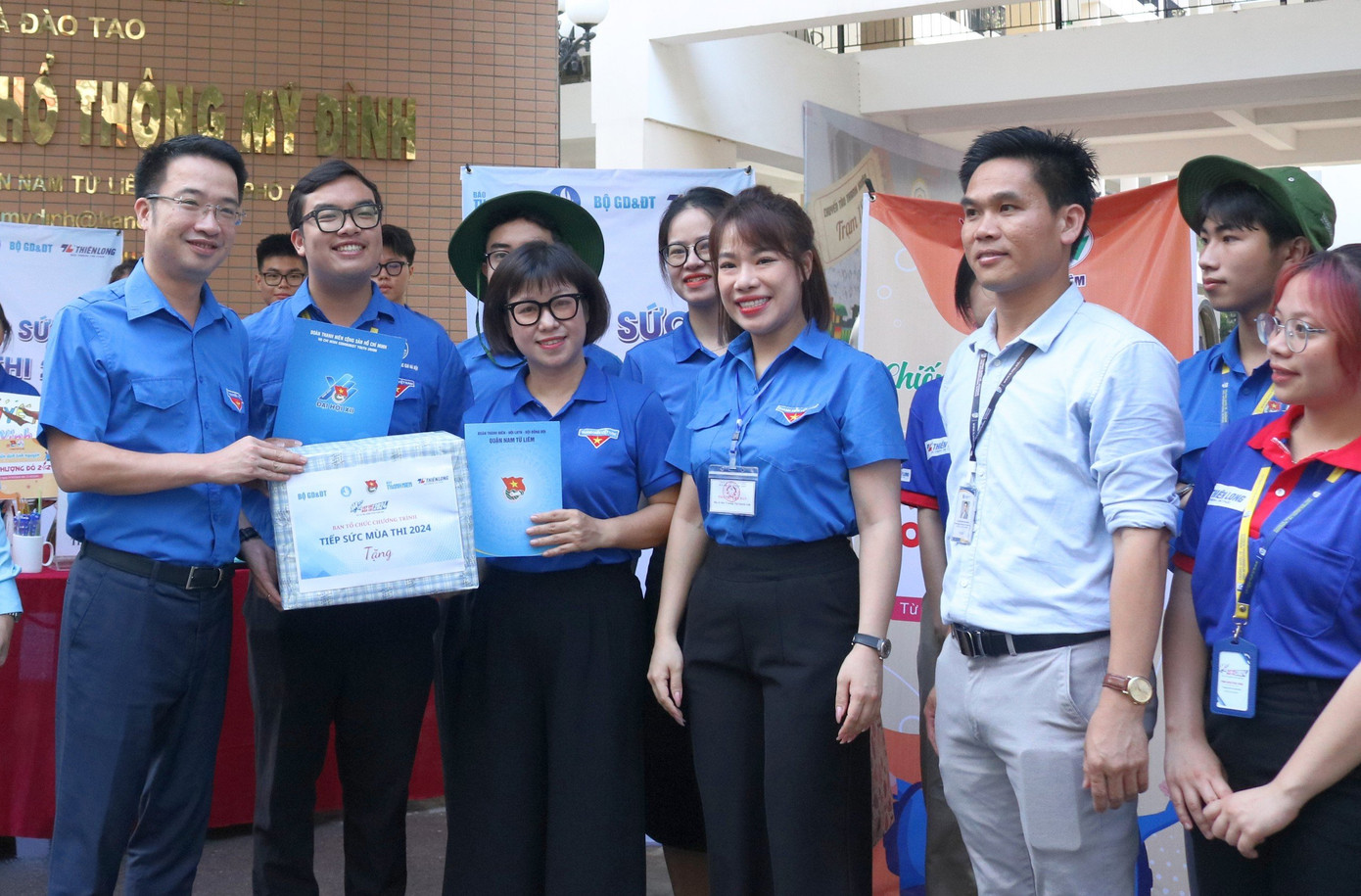 Bí thư T.Ư Đoàn Nguyễn Tường Lâm (ngoài cùng, bên trái) thăm hỏi, trò chuyện và tặng quà động viên các đội tình nguyện Tiếp sức mùa thi tại điểm thi trường THPT Mỹ Đình (quận Nam Từ Liêm). Bí thư T.Ư Đoàn Nguyễn Tường Lâm (ngoài cùng, bên trái) thăm hỏi, trò chuyện và tặng quà động viên các đội tình nguyện Tiếp sức mùa thi tại điểm thi trường THPT Mỹ Đình (quận Nam Từ Liêm).