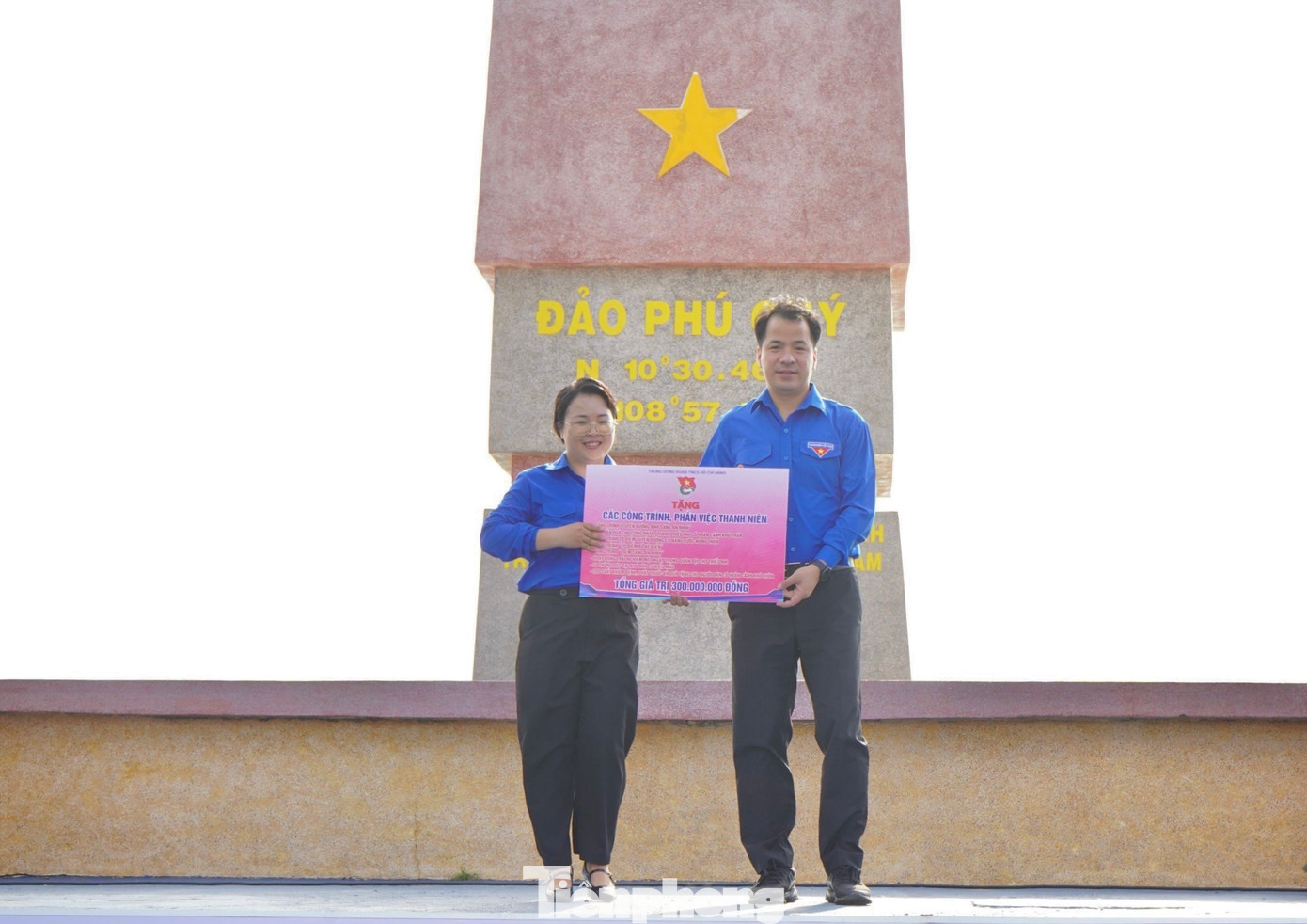 Bí thư T.Ư Đoàn Ngô Văn Cương trao tặng các món quà, biểu trưng công trình, phần việc thanh niên tại huyện đảo Phú Quý. Ảnh: Anh Châu Bí thư T.Ư Đoàn Ngô Văn Cương trao tặng các món quà, biểu trưng công trình, phần việc thanh niên tại huyện đảo Phú Quý. Ảnh: Anh Châu