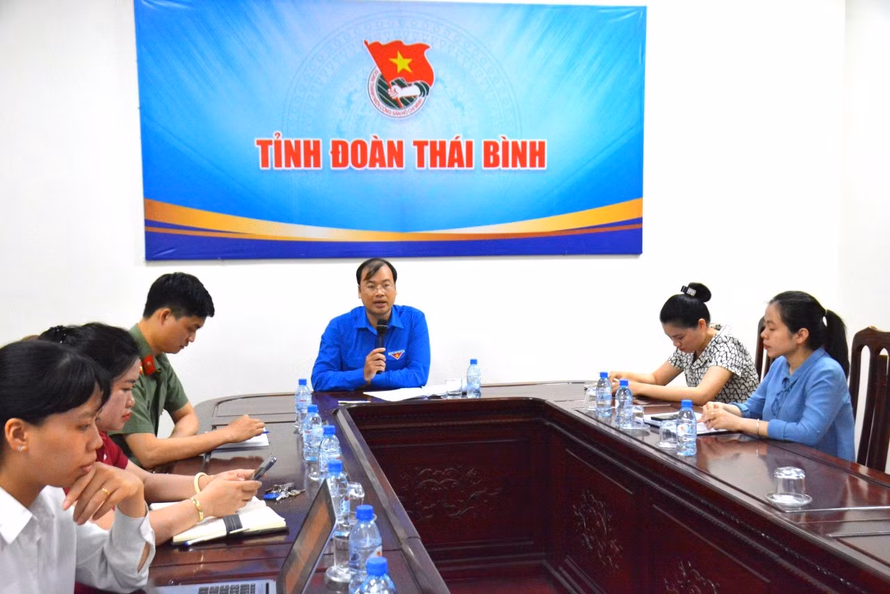 Anh Thiệu Minh Quỳnh - Bí thư Tỉnh Đoàn Thái Bình chủ trì hội nghị trực tuyến phát động chương trình tình nguyện trực tuyến “Ngôi nhà số cho em”