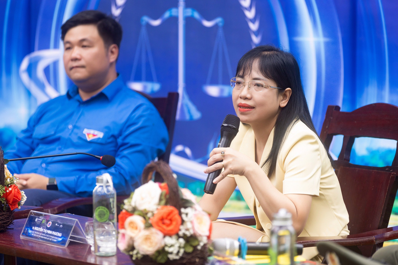 TS. Nguyễn Thị Minh Phương – Phó Cục trưởng Cục Quản lý xử lý vi phạm hành chính và theo dõi thi hành pháp luật, Bộ Tư pháp trao đổi tại hội thảo TS. Nguyễn Thị Minh Phương – Phó Cục trưởng Cục Quản lý xử lý vi phạm hành chính và theo dõi thi hành pháp luật, Bộ Tư pháp trao đổi tại hội thảo