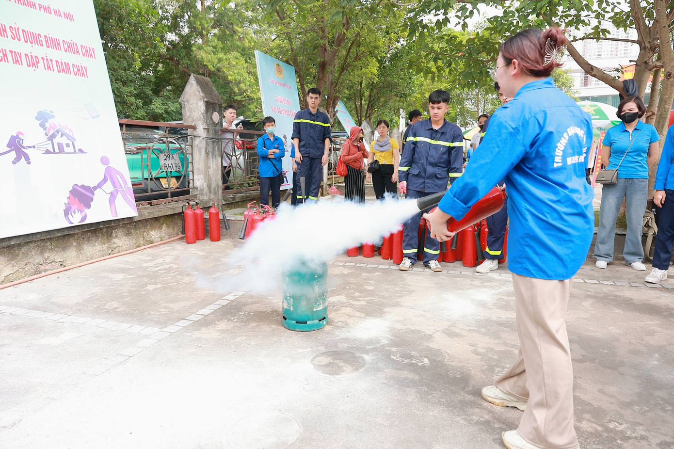 Bạn trẻ được tập huấn trang bị kỹ năng phòng cháy chữa cháy