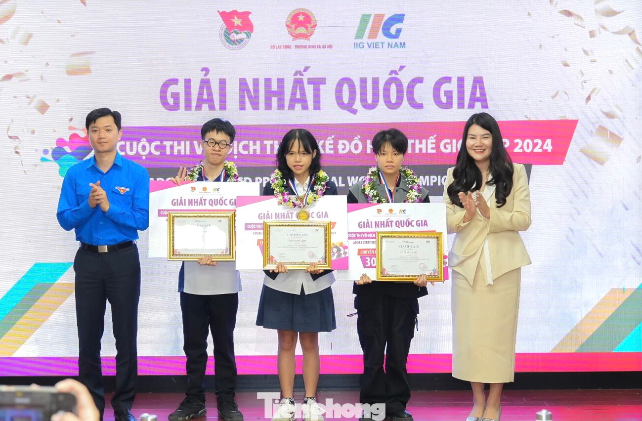 Anh Nguyễn Minh Triết - Bí thư T.Ư Đoàn, Chủ tịch Hội SVVN và bà Đoàn Nguyễn Vân Khanh, Phó Tổng Giám đốc Tổ chức Giáo dục IIG Việt Nam trao giải thưởng cho 3 nhà vô địch cuộc thi. Anh Nguyễn Minh Triết - Bí thư T.Ư Đoàn, Chủ tịch Hội SVVN và bà Đoàn Nguyễn Vân Khanh, Phó Tổng Giám đốc Tổ chức Giáo dục IIG Việt Nam trao giải thưởng cho 3 nhà vô địch cuộc thi.