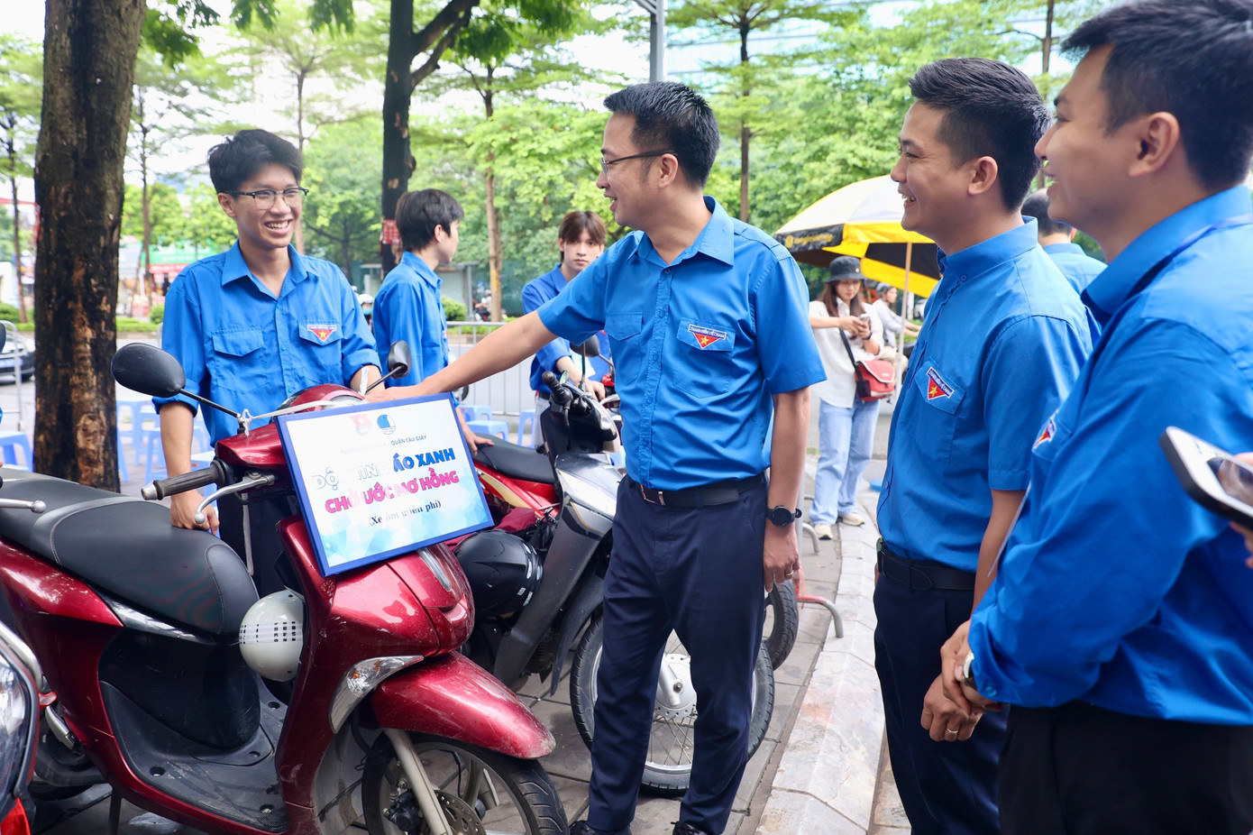 Bí thư T.Ư Đoàn Nguyễn Tường Lâm thăm hỏi, động viên đội xe ôm tình nguyện áo xanh chở ước mơ hồng chở miễn phí cho thí sinh đi thi. Bí thư T.Ư Đoàn Nguyễn Tường Lâm thăm hỏi, động viên đội xe ôm tình nguyện áo xanh chở ước mơ hồng chở miễn phí cho thí sinh đi thi.