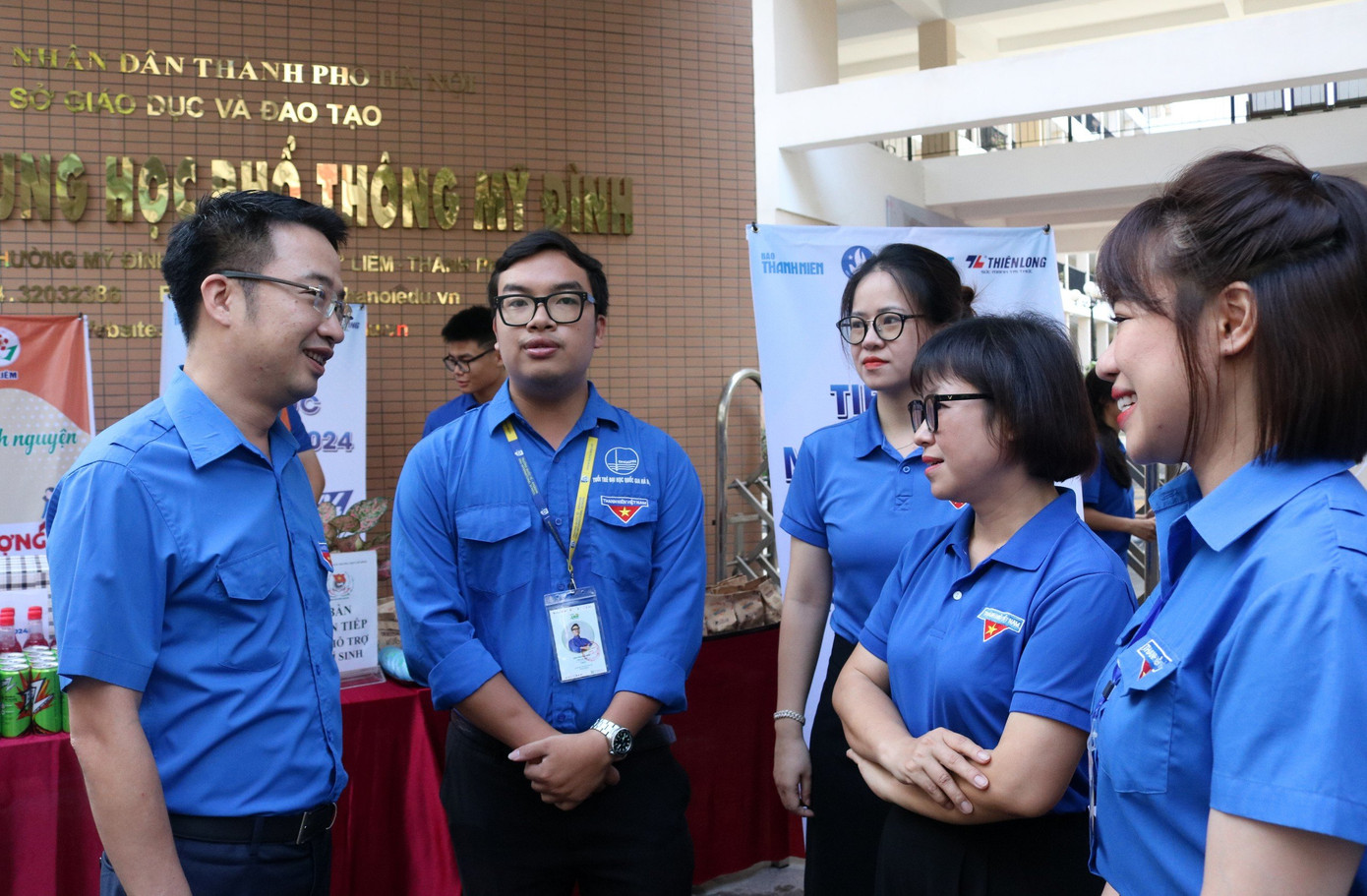 Bí thư T.Ư Đoàn Nguyễn Tường Lâm (ngoài cùng, bên trái) thăm hỏi, trò chuyện và tặng quà động viên các đội tình nguyện Tiếp sức mùa thi tại điểm thi trường THPT Mỹ Đình (quận Nam Từ Liêm). Bí thư T.Ư Đoàn Nguyễn Tường Lâm (ngoài cùng, bên trái) thăm hỏi, trò chuyện và tặng quà động viên các đội tình nguyện Tiếp sức mùa thi tại điểm thi trường THPT Mỹ Đình (quận Nam Từ Liêm).
