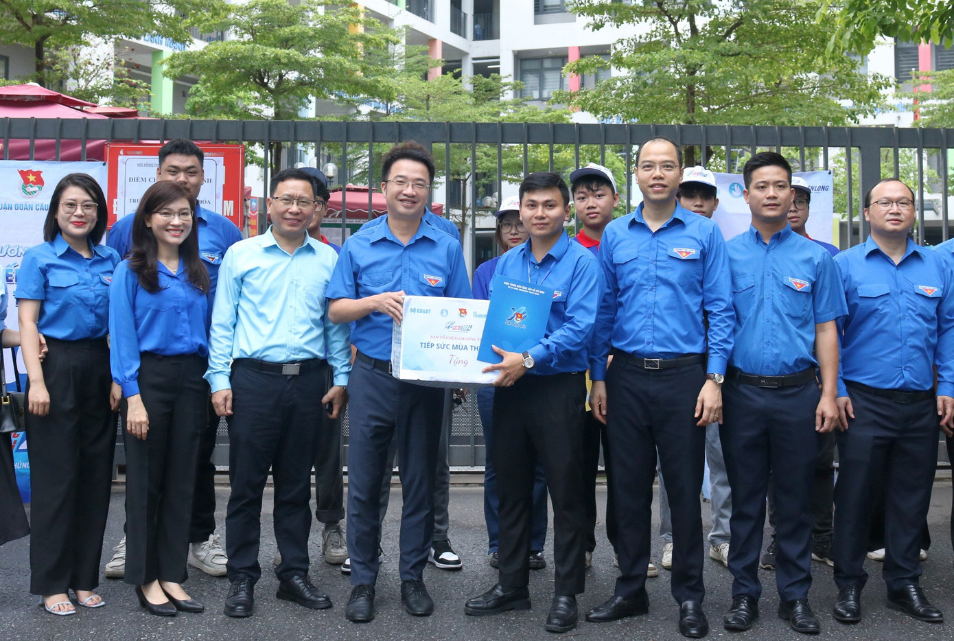 Bí thư T.Ư Đoàn Nguyễn Tường Lâm cùng đoàn công tác thăm hỏi, trò chuyện và tặng quà động viên các đội tình nguyện Tiếp sức mùa thi tại điểm thi Trường THCS Yên Hòa (quận Cầu Giấy). Bí thư T.Ư Đoàn Nguyễn Tường Lâm cùng đoàn công tác thăm hỏi, trò chuyện và tặng quà động viên các đội tình nguyện Tiếp sức mùa thi tại điểm thi Trường THCS Yên Hòa (quận Cầu Giấy).