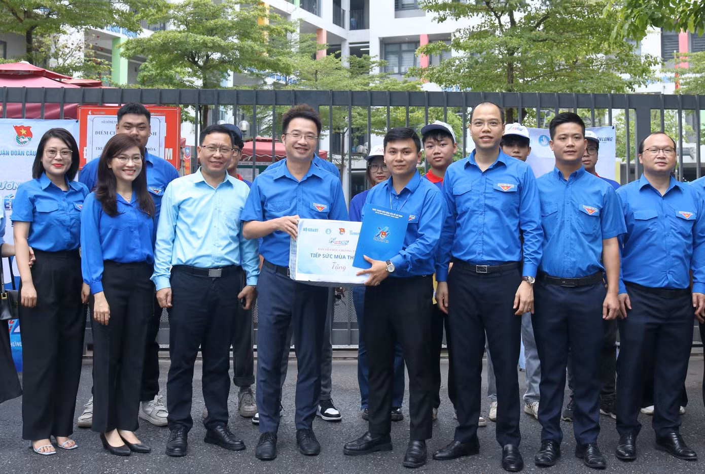 Bí thư T.Ư Đoàn Nguyễn Tường Lâm cùng đoàn công tác thăm hỏi, trò chuyện và tặng quà động viên các đội tình nguyện Tiếp sức mùa thi tại điểm thi Trường THCS Yên Hòa (quận Cầu Giấy). Bí thư T.Ư Đoàn Nguyễn Tường Lâm cùng đoàn công tác thăm hỏi, trò chuyện và tặng quà động viên các đội tình nguyện Tiếp sức mùa thi tại điểm thi Trường THCS Yên Hòa (quận Cầu Giấy).