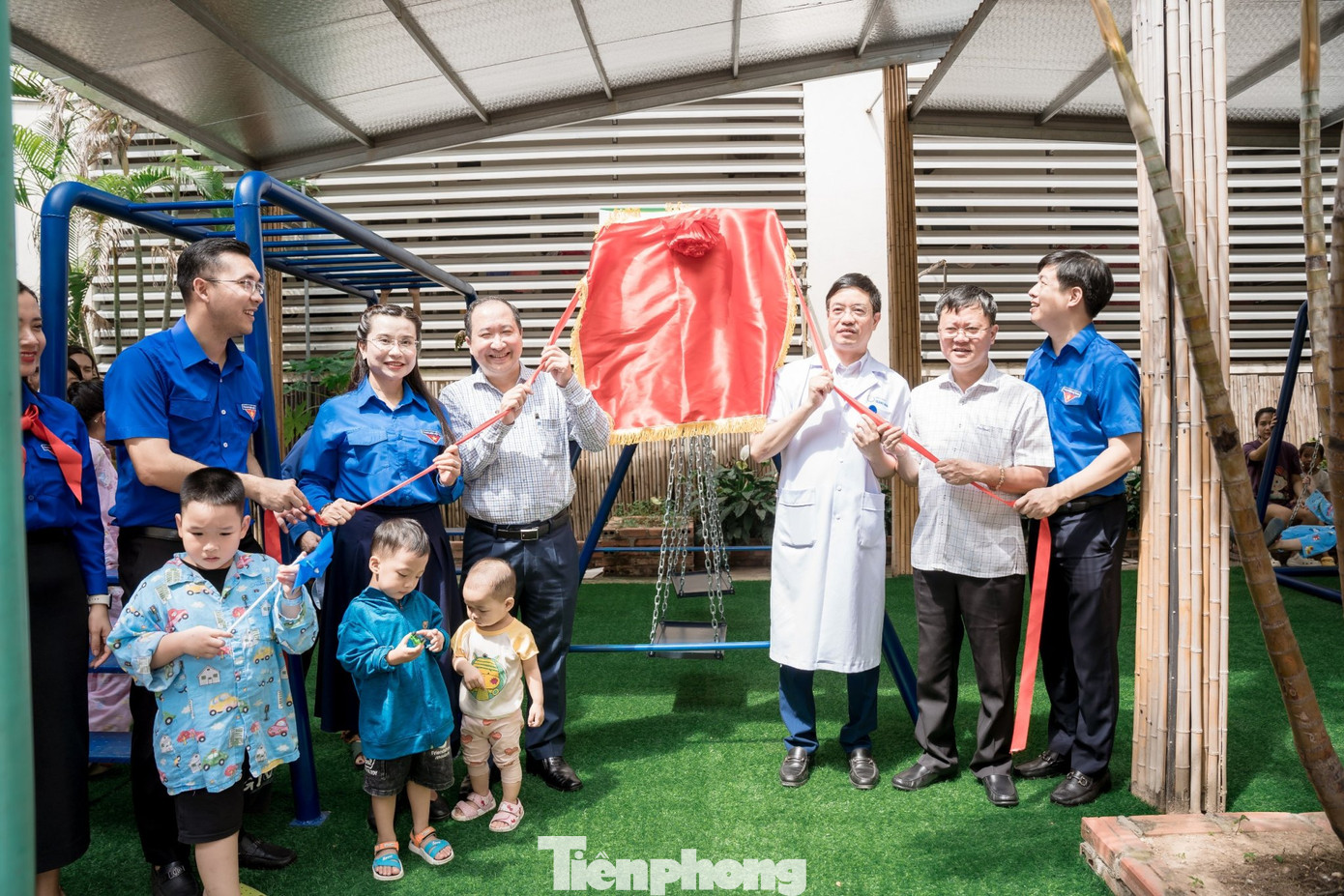 Cùng ngày, chị Nguyễn Phạm Duy Trang cùng đoàn công tác đã đến trao tặng 1 sân chơi và quà cho thiếu nhi có hoàn cảnh khó khăn tại Bệnh viện sản nhi tỉnh Quảng Ninh trị giá 45 triệu đồng. Cùng ngày, chị Nguyễn Phạm Duy Trang cùng đoàn công tác đã đến trao tặng 1 sân chơi và quà cho thiếu nhi có hoàn cảnh khó khăn tại Bệnh viện sản nhi tỉnh Quảng Ninh trị giá 45 triệu đồng.