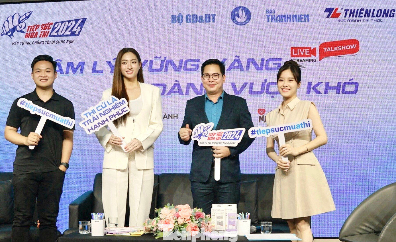 Siêu trí tuệ Việt Nam Hà Việt Hoàng, Hoa hậu Lương Thuỳ Linh và PGS.TS Trần Thành Nam (từ trái qua) tham gia talkshow tiếp sức mùa thi Siêu trí tuệ Việt Nam Hà Việt Hoàng, Hoa hậu Lương Thuỳ Linh và PGS.TS Trần Thành Nam (từ trái qua) tham gia talkshow tiếp sức mùa thi