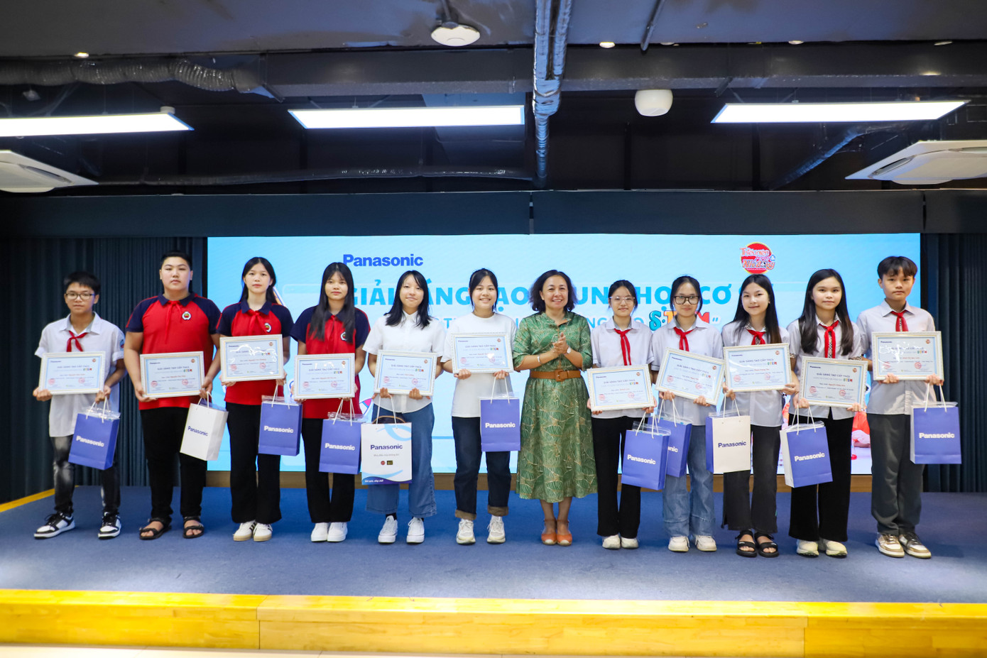 Ban tổ chức trao giải THCS Ban tổ chức trao giải THCS