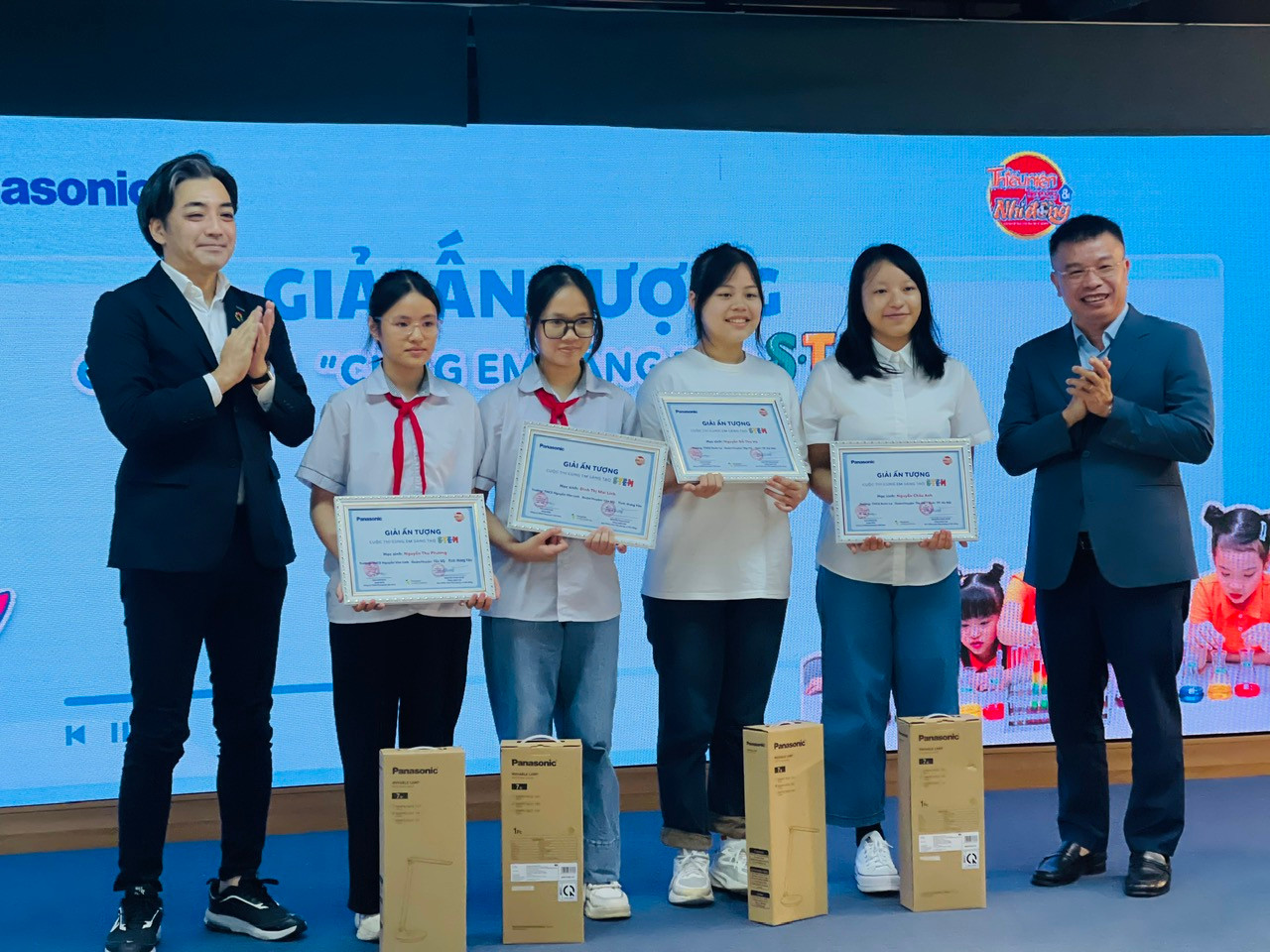 Nhà báo Nguyễn Phan Khuê - Tổng Biên tập báo Thiếu niên Tiền phong và Nhi đồng (bên phải) và ông Oka Hiroyuki, Giám đốc Panasonic Việt Nam trao giải Ấn tượng cho 2 nhóm thí sinh. Nhà báo Nguyễn Phan Khuê - Tổng Biên tập báo Thiếu niên Tiền phong và Nhi đồng (bên phải) và ông Oka Hiroyuki, Giám đốc Panasonic Việt Nam trao giải Ấn tượng cho 2 nhóm thí sinh.