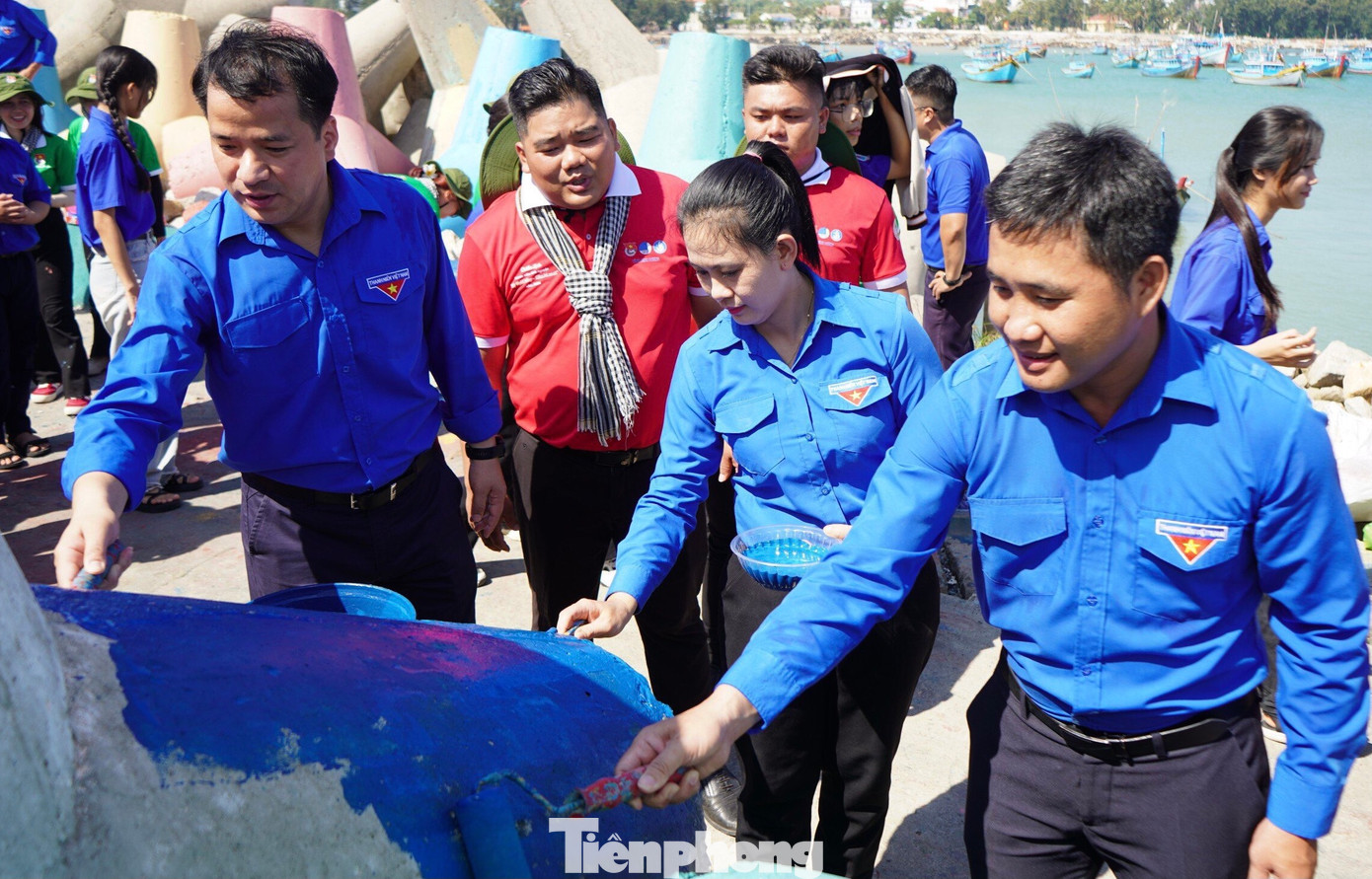 Bí thư T.Ư Đoàn Ngô Văn Cương (ngoài cùng bên trái) cùng các đại biểu tô điểm bờ kè biển của huyện đảo Phú Quý