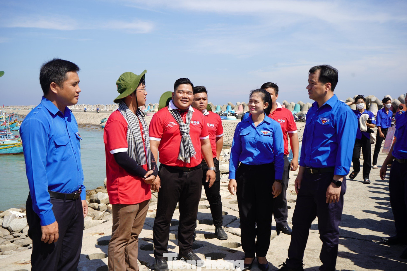 Bí thư T.Ư Đoàn Ngô Văn Cương cùng các đại biểu thăm hỏi, động viên và tặng quà các đội hình tình nguyện đang thực hiện nhiệm vụ tại đảo Phú Quý.