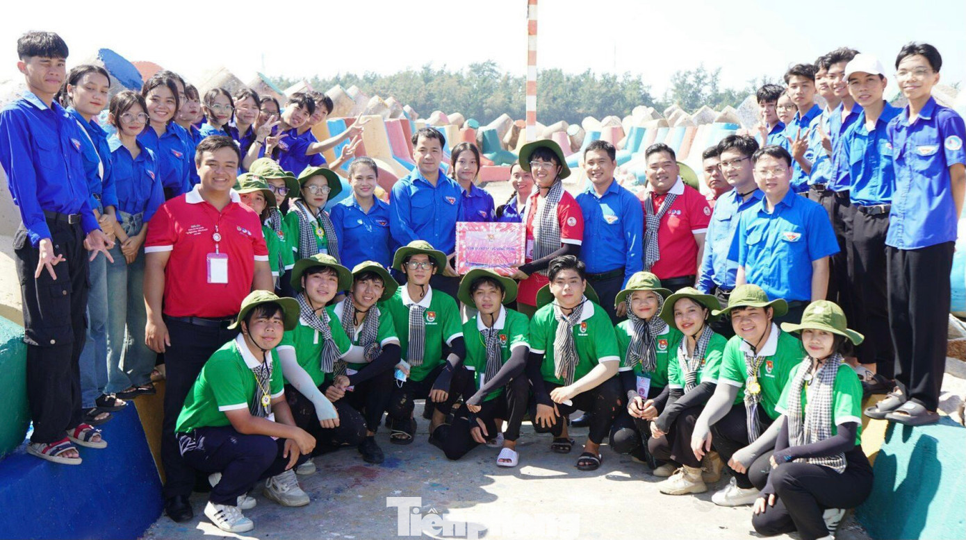 Bí thư T.Ư Đoàn Ngô Văn Cương cùng các đại biểu thăm hỏi, động viên và tặng quà các đội hình tình nguyện đang thực hiện nhiệm vụ tại đảo Phú Quý.