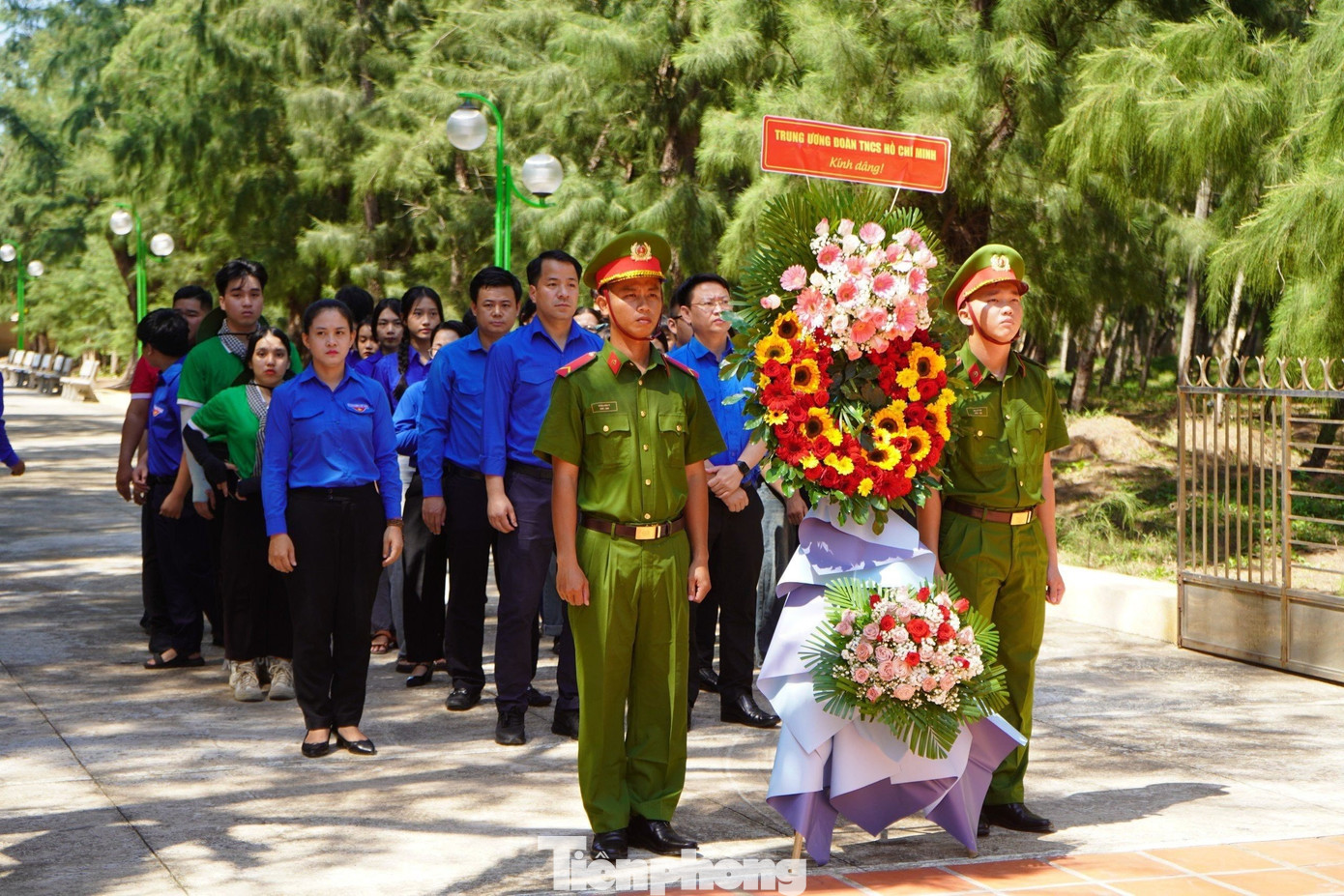 Dịp này, anh Ngô Văn Cương, cùng đoàn công tác đã viếng và dâng hoa tại bia ghi tên Liệt sĩ huyện Phú Quý.