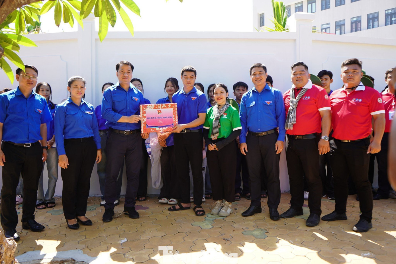 Bí thư T.Ư Đoàn Ngô Văn Cương cùng các đại biểu thăm hỏi, động viên và tặng quà các đội hình tình nguyện đang thực hiện nhiệm vụ tại đảo Phú Quý.