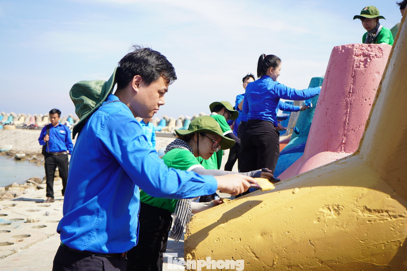 Tô điểm bờ kè biển đảo Phú Quý